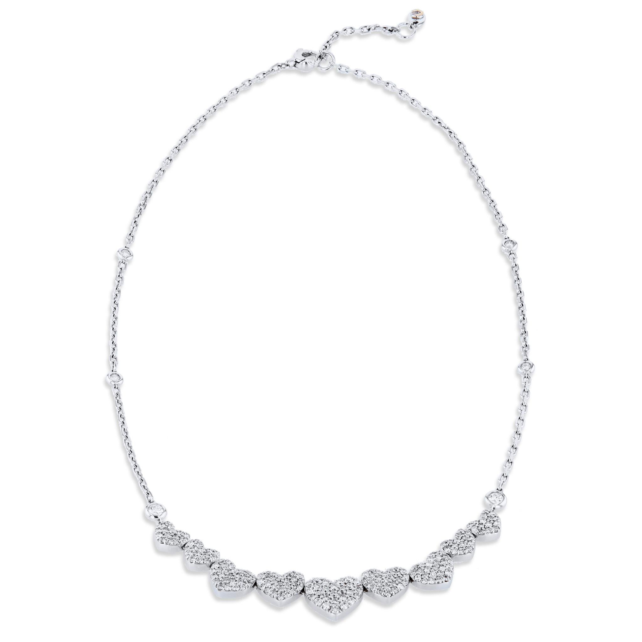 Taglio brillante Collana con cuore in oro bianco con pavé di diamanti da 2,50 carati in vendita