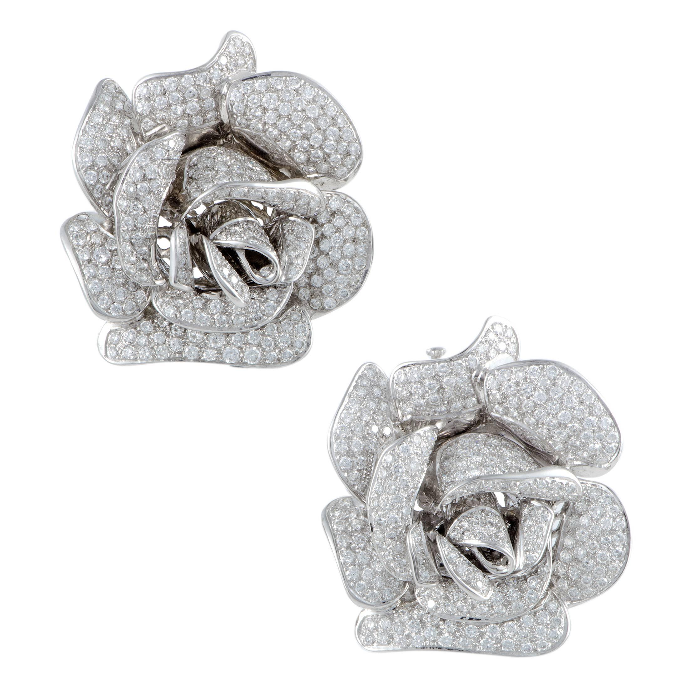 Accentuate your look in a spectacularly luxurious manner with this fabulous set that boasts a splendidly feminine design and exceptional craftsmanship quality. Made of 18K white gold, the set includes two brooches and a pair of earrings, and it is