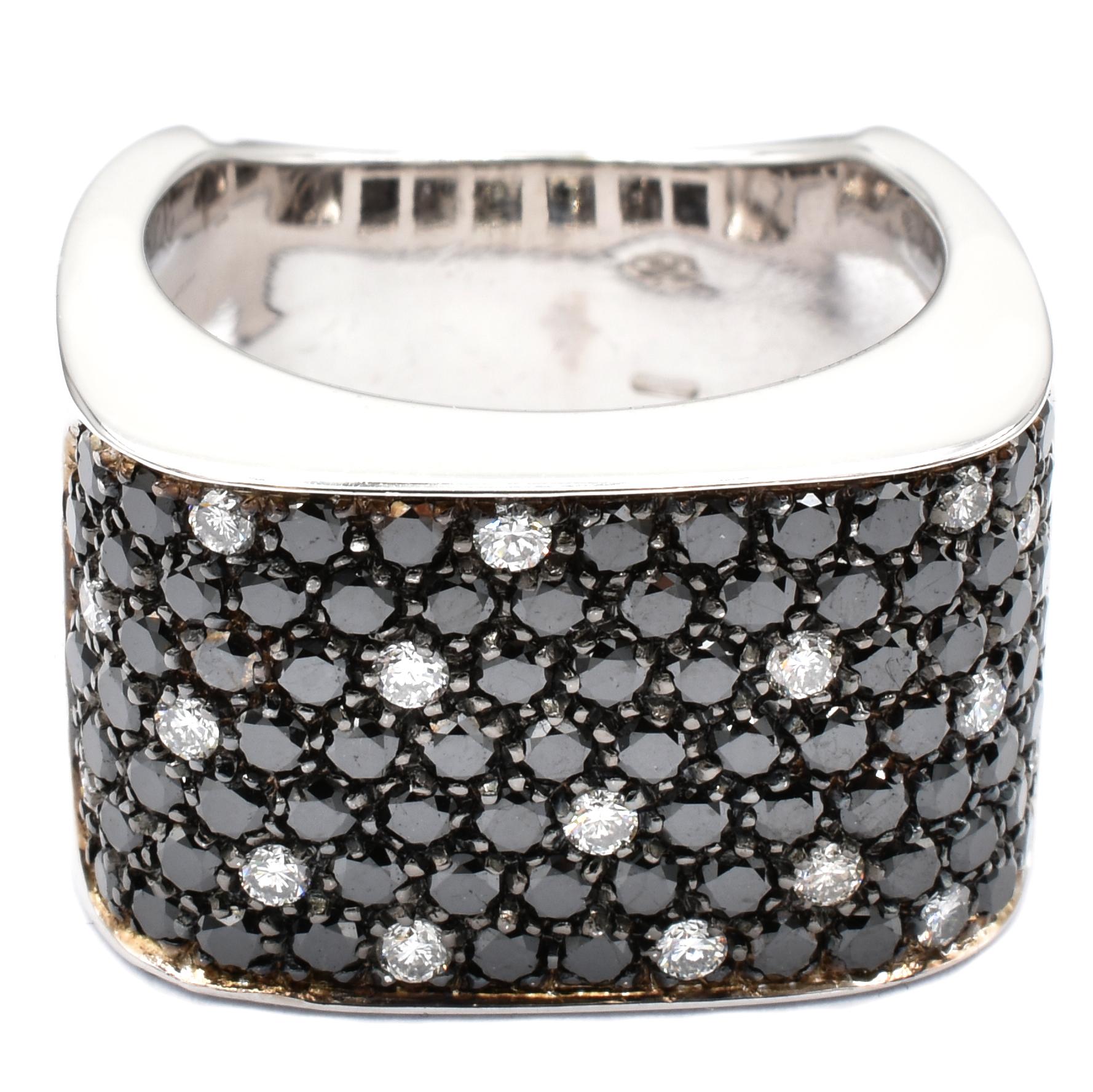 Gilberto Cassola 18Kt White Gold Band Ring with a Paveé Set of Black and White Diamonds.
Handmade in Italy in Our Atelier in Valenza (AL)
18Kt Gold g 19.20
Black Diamonds ct 1.78
G Color Vs Clarity Diamonds ct 0.34
This Ring is sized E 54 (US 6 3/4)