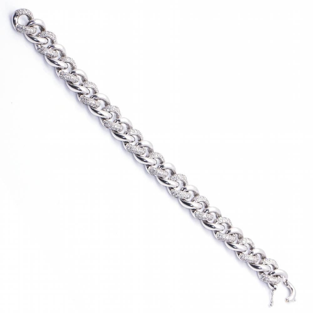 Bracelet en or et diamants pour femme : Diamants en taille brillant d'un poids de 3,94cts. en qualité G/Vs : 18 kt. Or blanc : 49,67 grammes : Solide : Fermoir mousqueton intégré : Mesures : 17 cm de longueur et 1 cm de largeur : Cet article est en