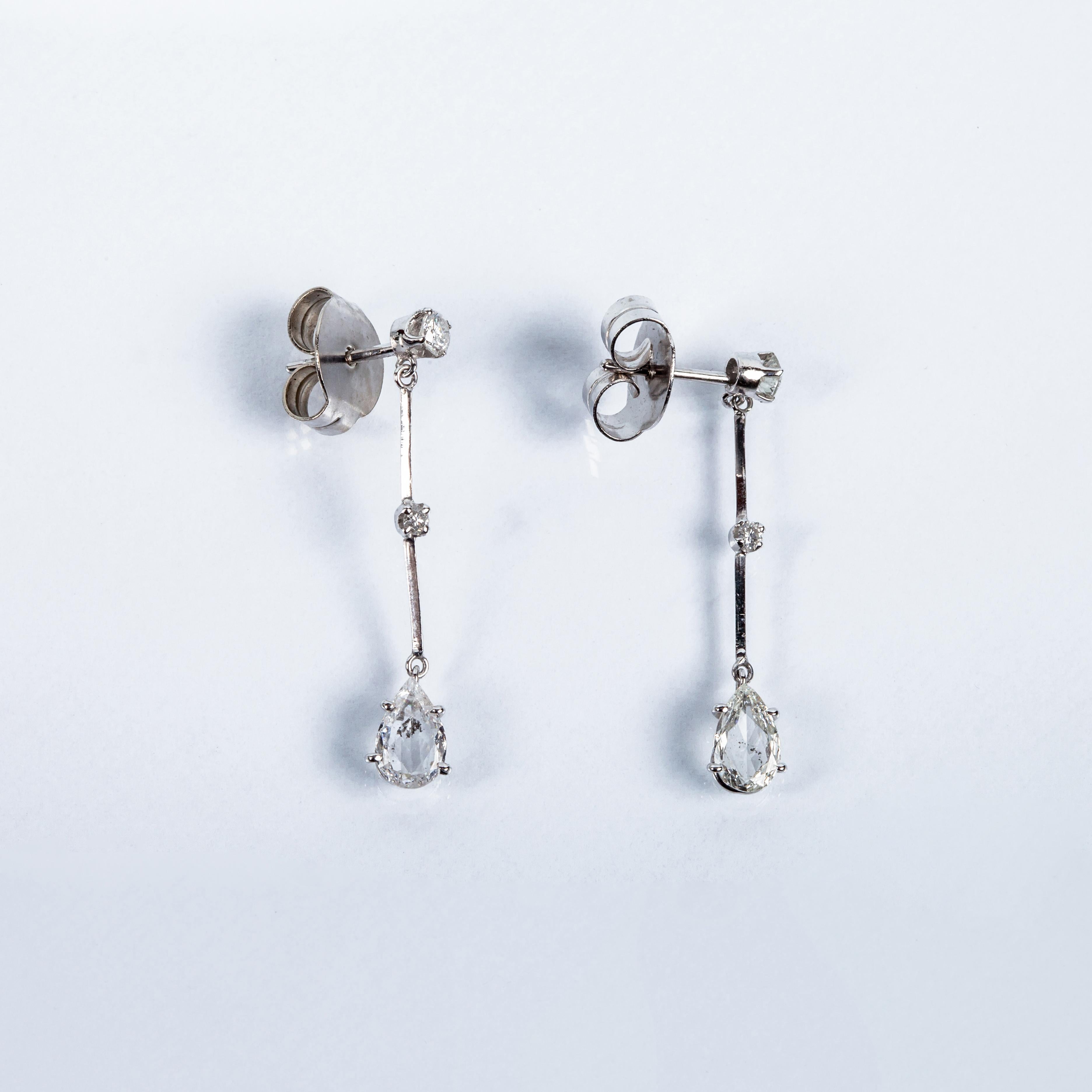 Contemporain Boucles d'oreilles en goutte en or blanc 18 carats avec diamants taille poire de 1,20 carat en vente