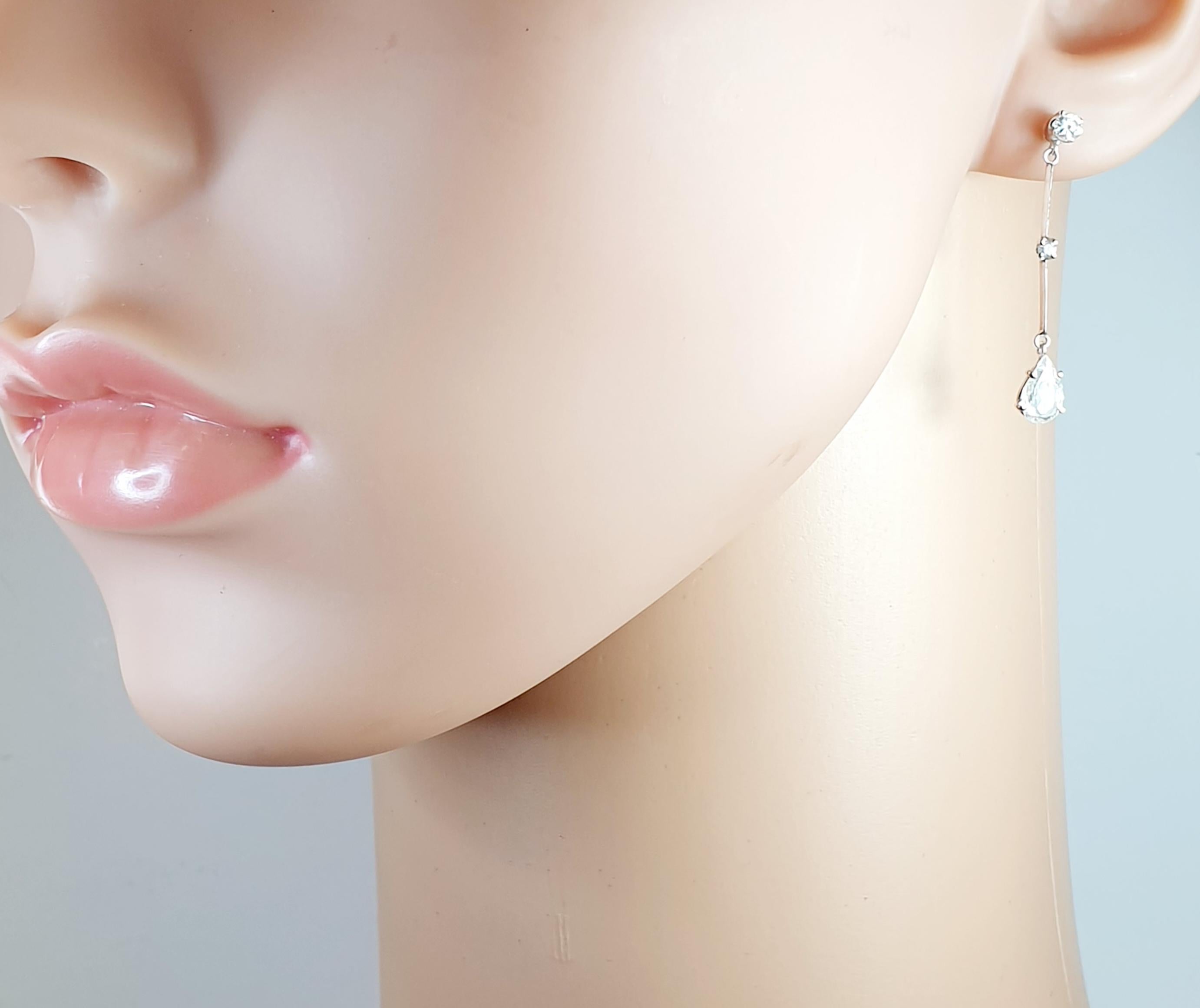Contemporary Diamond Pear Cut 1.20 Carat Drop Earrings in 18 Karat White Gold For Sale