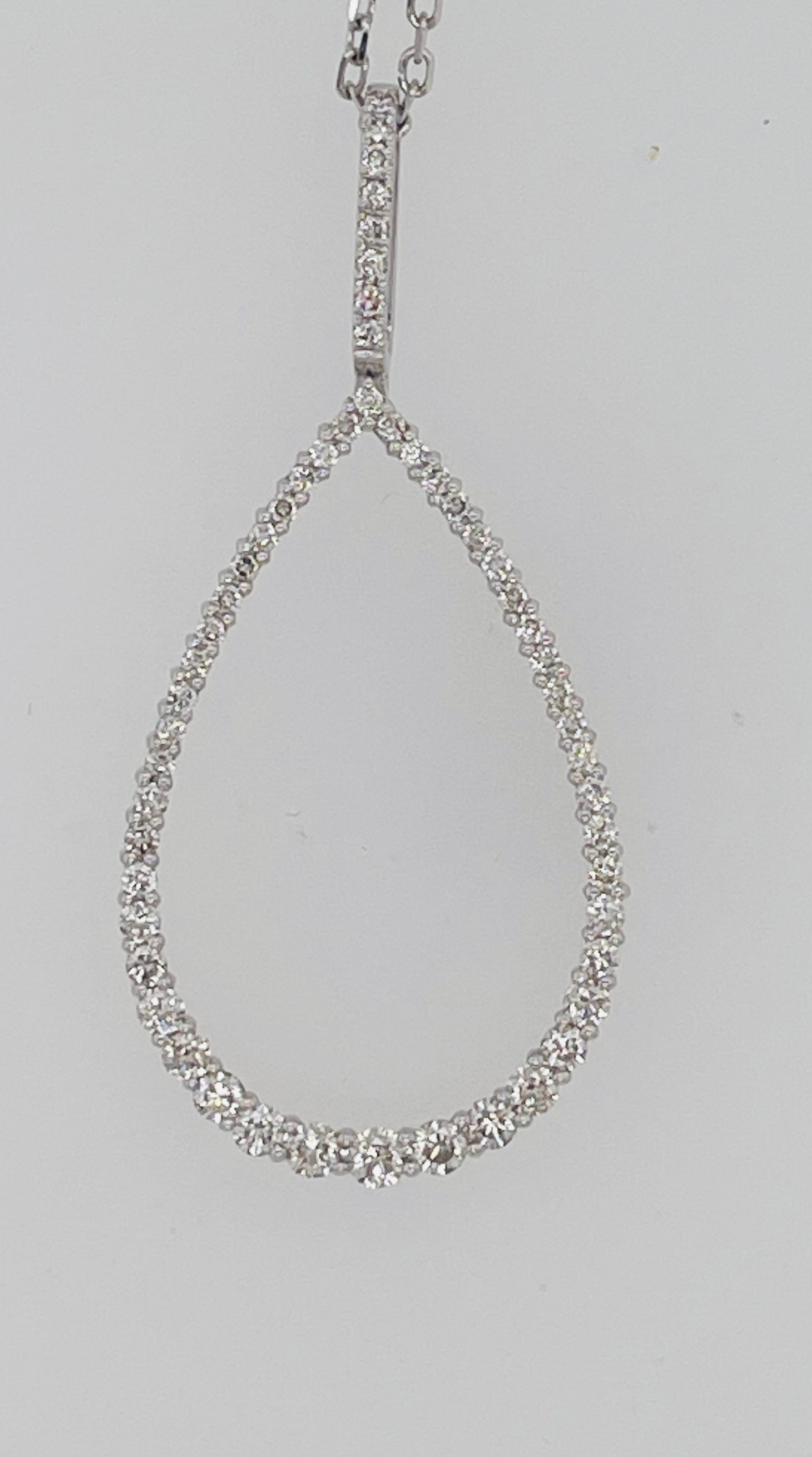 Collana con ciondolo a pera con diamanti, oro bianco 14 carati

65  diamanti  1,30 di peso totale di diamanti
Dimensioni del ciondolo: A forma di pera, 22x 47 mm, 3,43 mm di profondità
Lunghezza: 18 pollici di catena
Peso: 4.90 grammi
Catena e