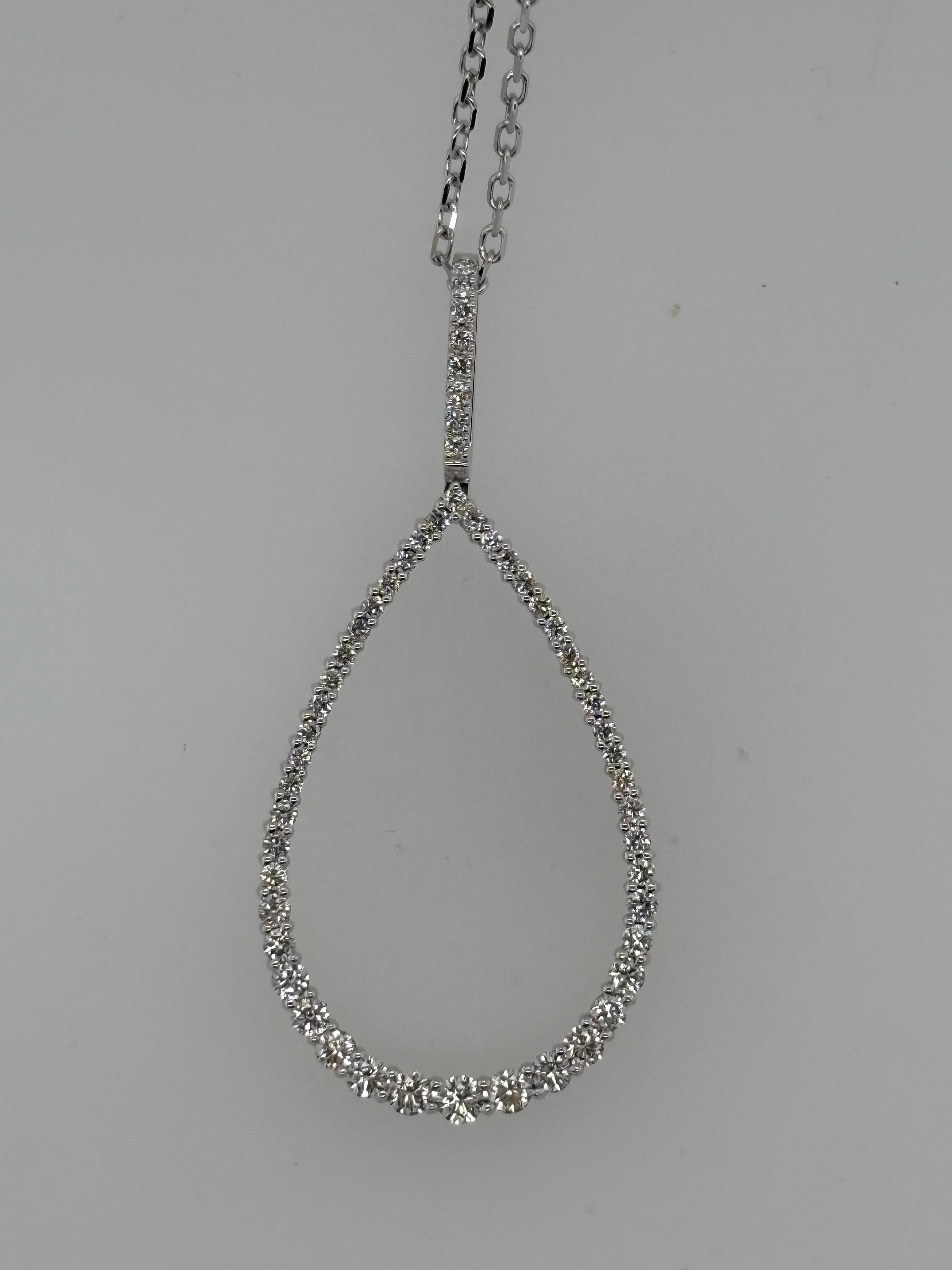Collana con ciondolo a pera con diamanti, oro bianco 14 carati In condizioni buone in vendita a Manhasset, NY