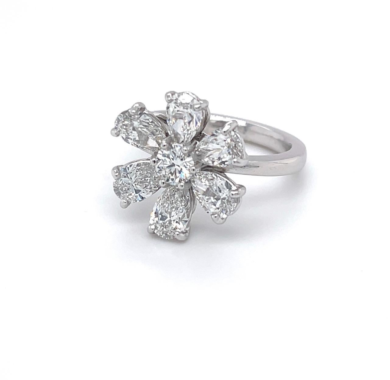 Diamant-Blumenring in Birnenform und rund 2,72 Karat, Farbe D-F, GIA-Zertifikate (Tropfenschliff) im Angebot