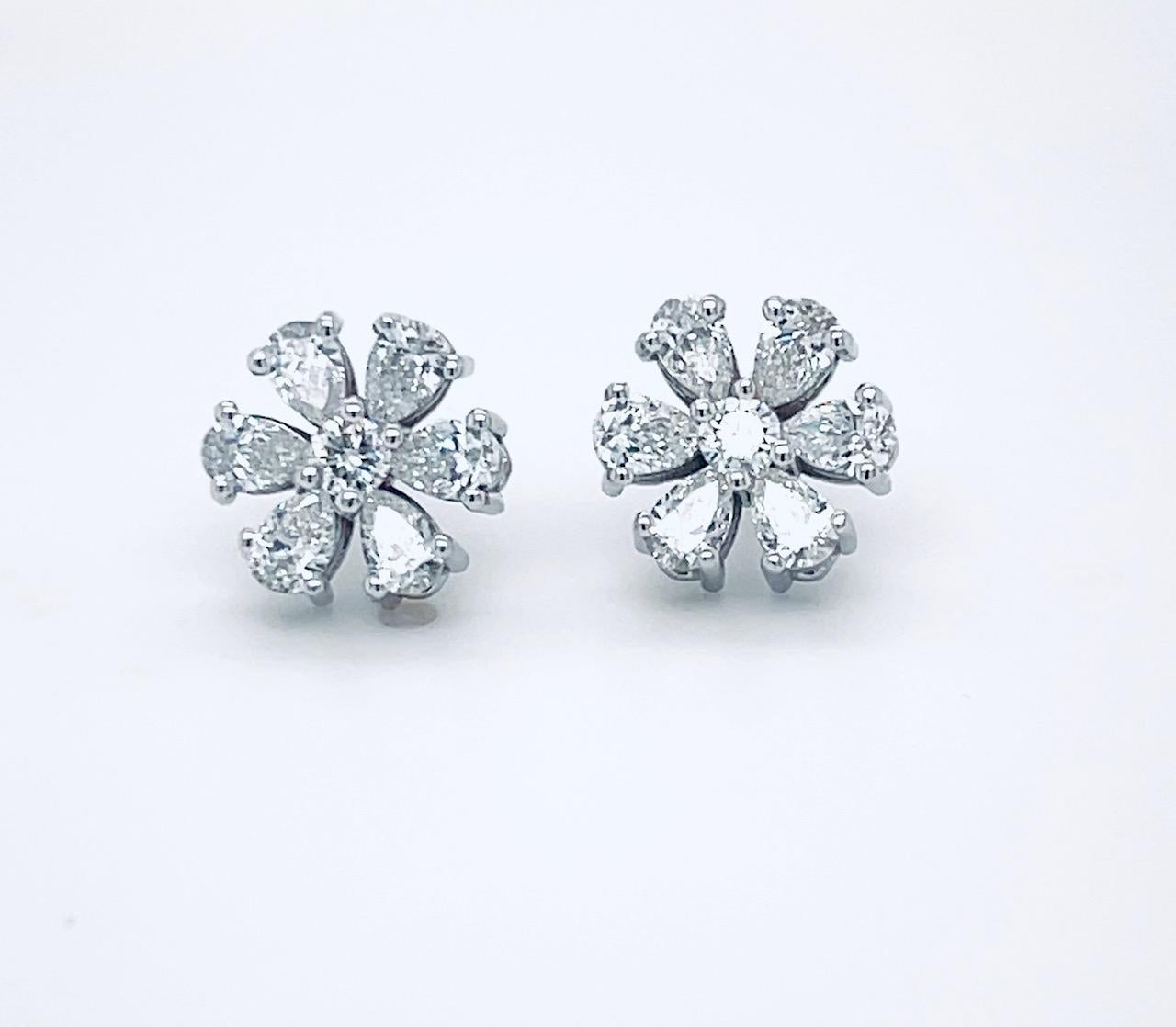 Diamond Pear Shape and Round Flower Ring and Earrings Set 4.12 Carats GIA For Sale 6