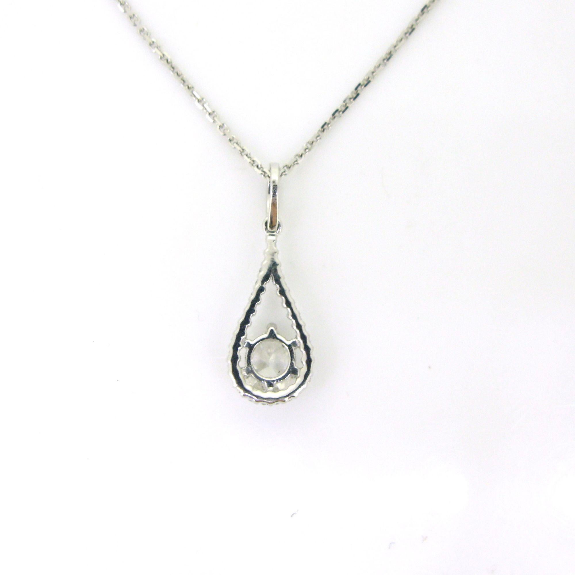 Taille poire Pendentif en forme de poire en diamant sur chaîne, or blanc 18 carats en vente