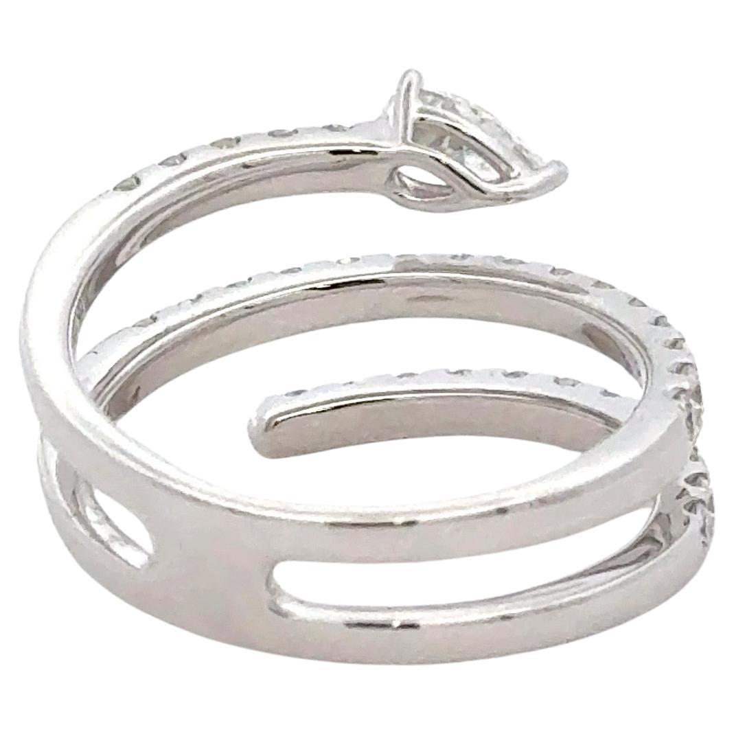 Dreireihiger Ring aus 18 Karat Weißgold mit 32 runden Brillanten von 0,72 Karat und einem birnenförmigen Diamanten von 0,30 Karat. 