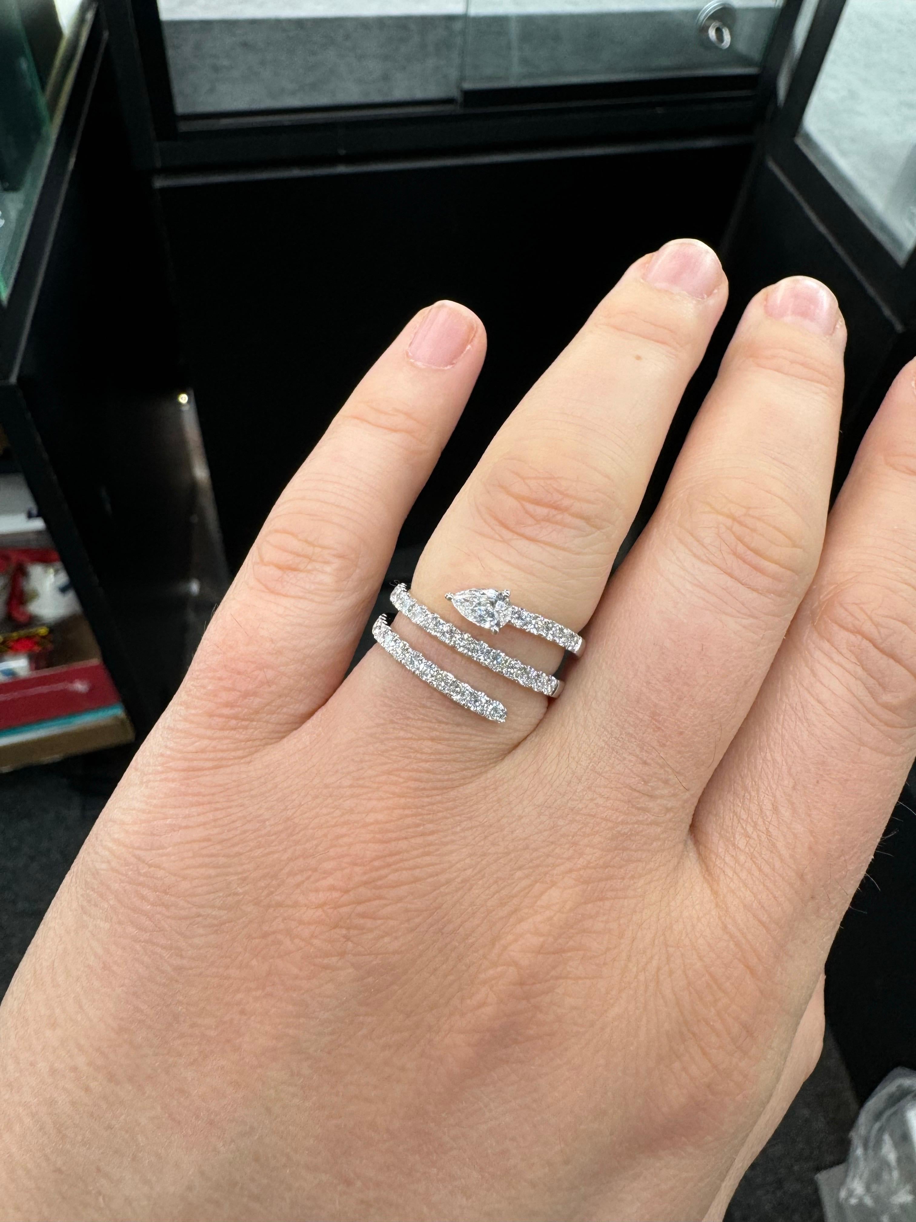 Diamant Birne Form & Runde Brillant Drei Row Ring 1,02 Karat 18KT Weißgold im Zustand „Neu“ im Angebot in New York, NY