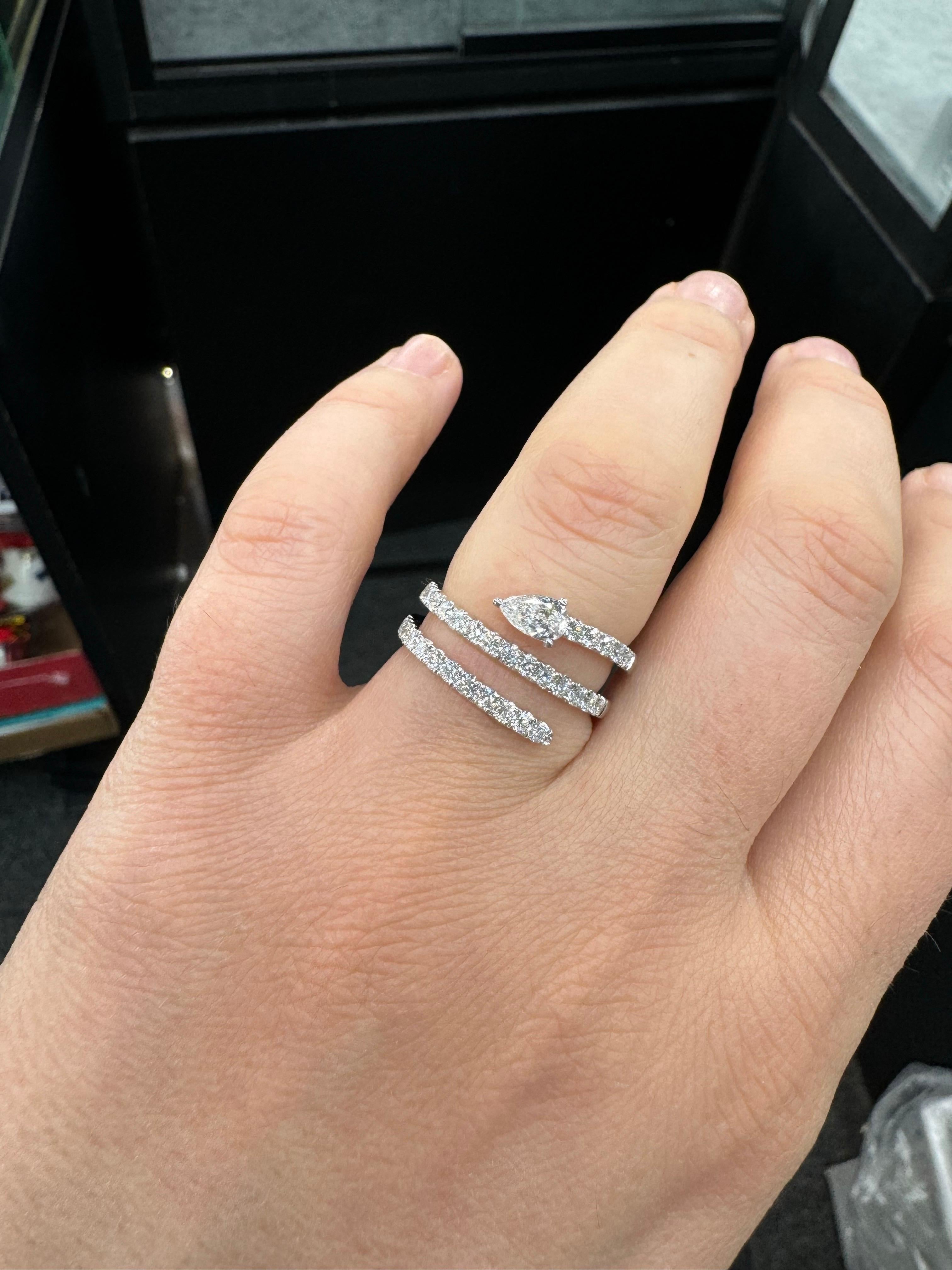 Diamant Birne Form & Runde Brillant Drei Row Ring 1,02 Karat 18KT Weißgold Damen im Angebot