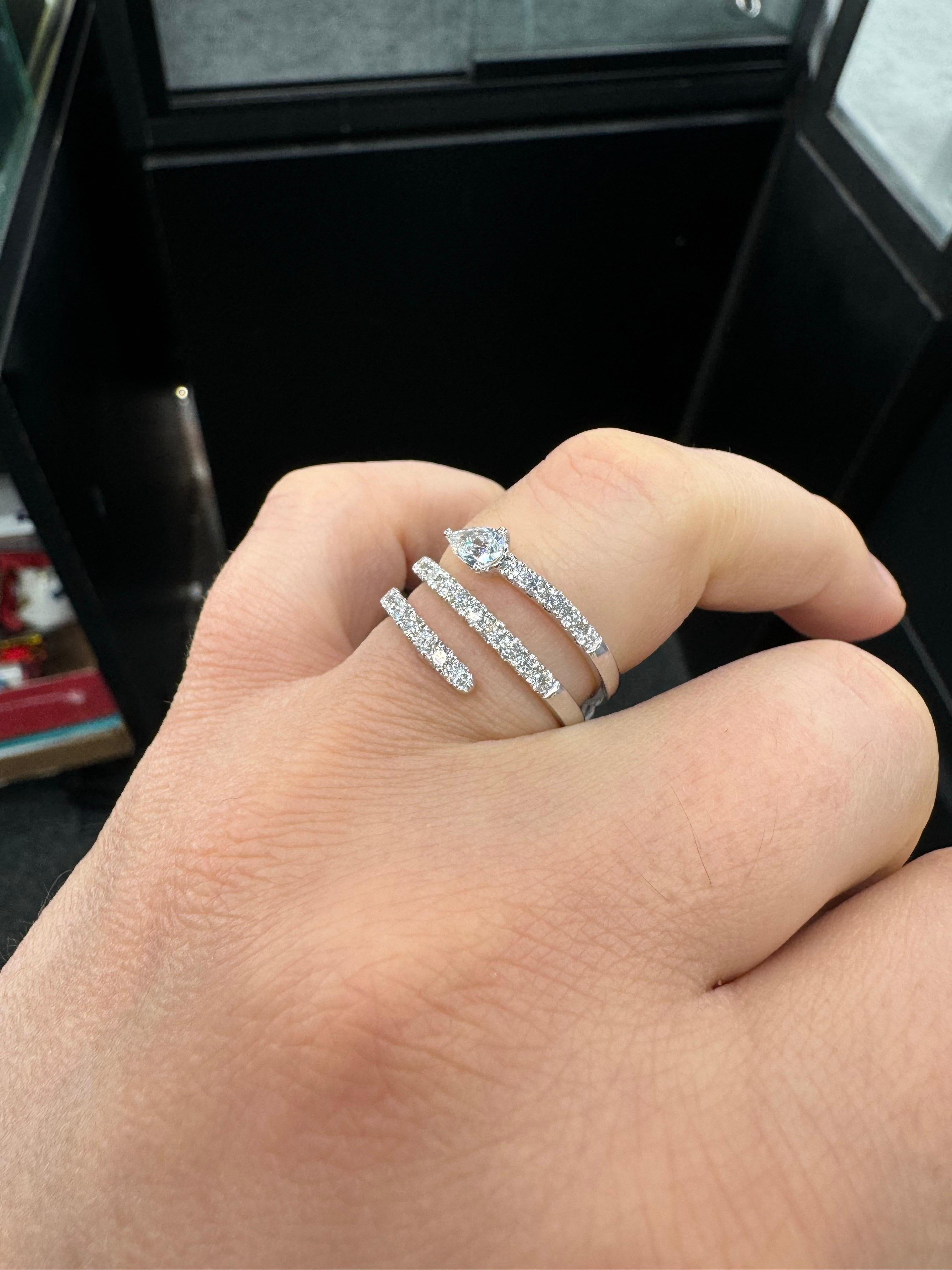 Diamant Birne Form & Runde Brillant Drei Row Ring 1,02 Karat 18KT Weißgold im Angebot 1