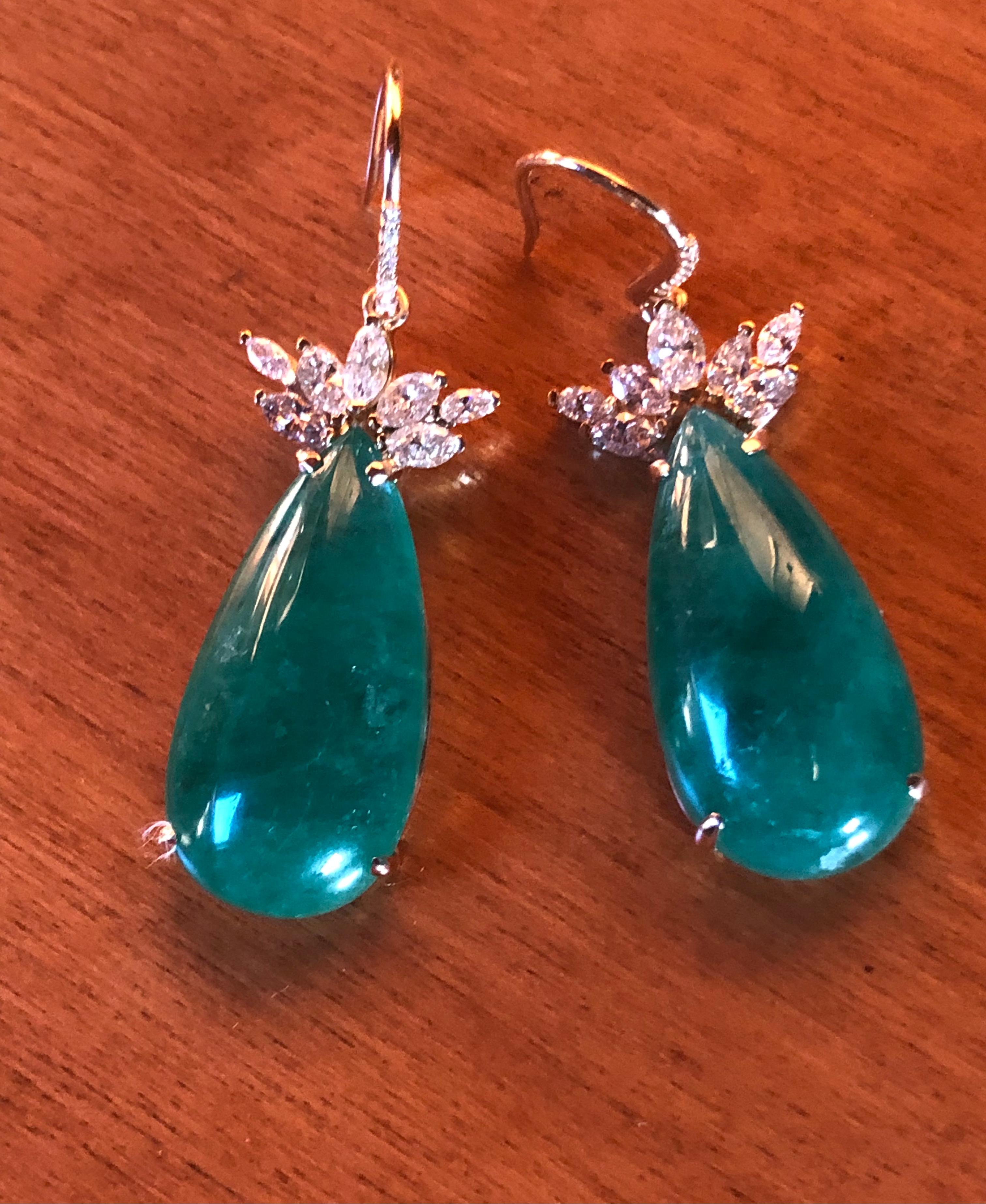 Emeralds Maravellous  56.27 Carats Diamond, Pear-Shaped Cabochon Natural Colombian Emerald Drop Earrings (Boucles d'oreilles pendantes en émeraude colombienne)
Paire de pendants d'oreille en or jaune 18 carats, chacun équipé d'un crochet en diamant