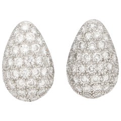 Boucles d'oreilles en forme de poire serties de diamants en platine