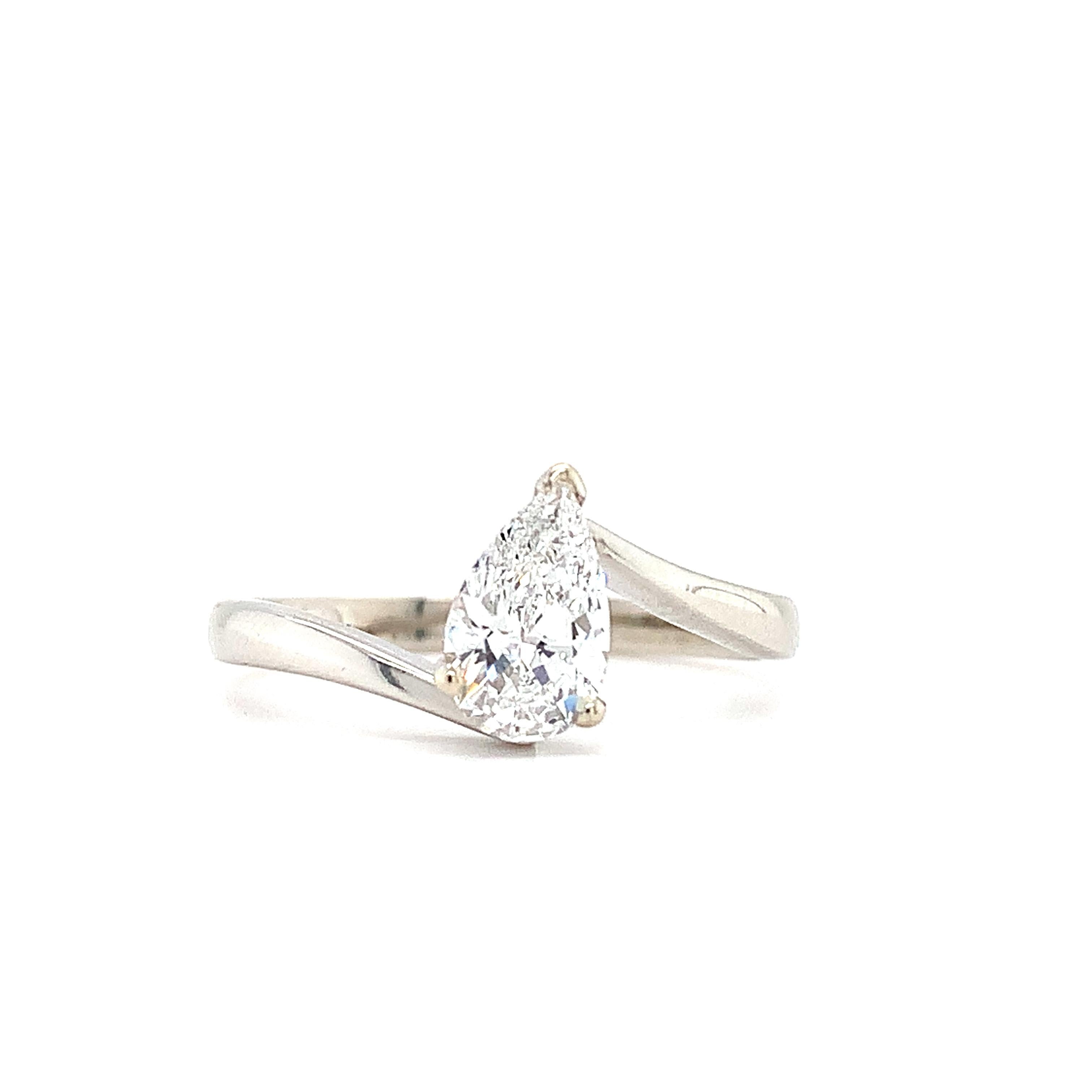 Moderne Bague de fiançailles solitaire en forme de poire en diamant or blanc 18k en vente