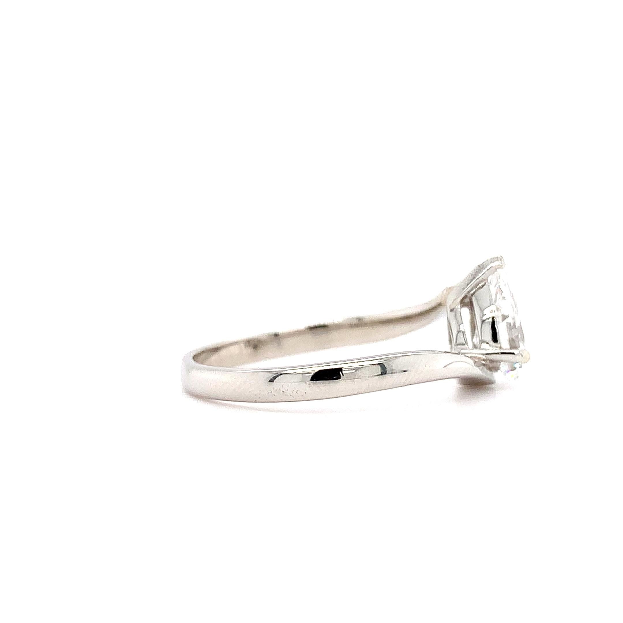 Taille poire Bague de fiançailles solitaire en forme de poire en diamant or blanc 18k en vente