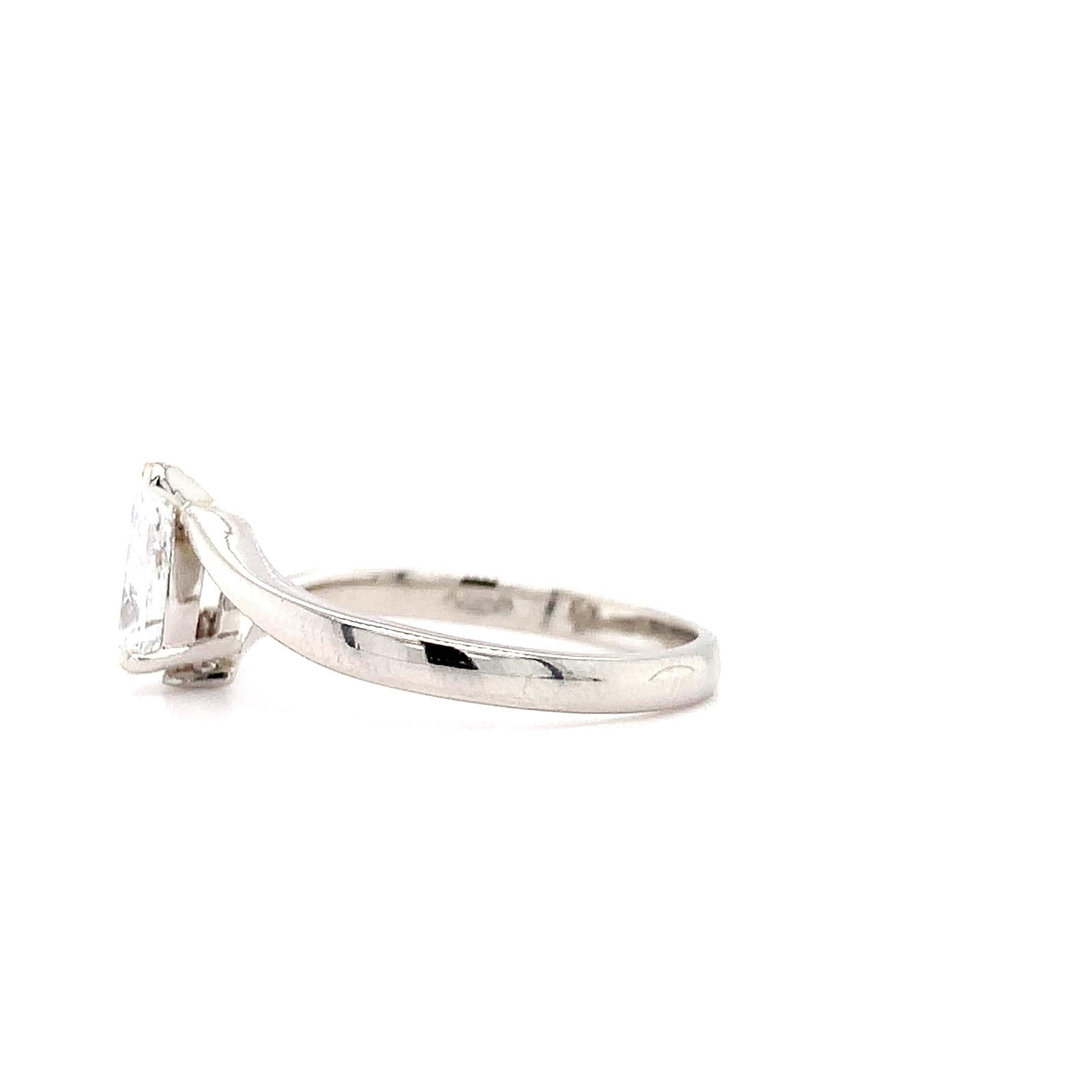 Bague de fiançailles solitaire en forme de poire en diamant or blanc 18k Neuf - En vente à London, GB