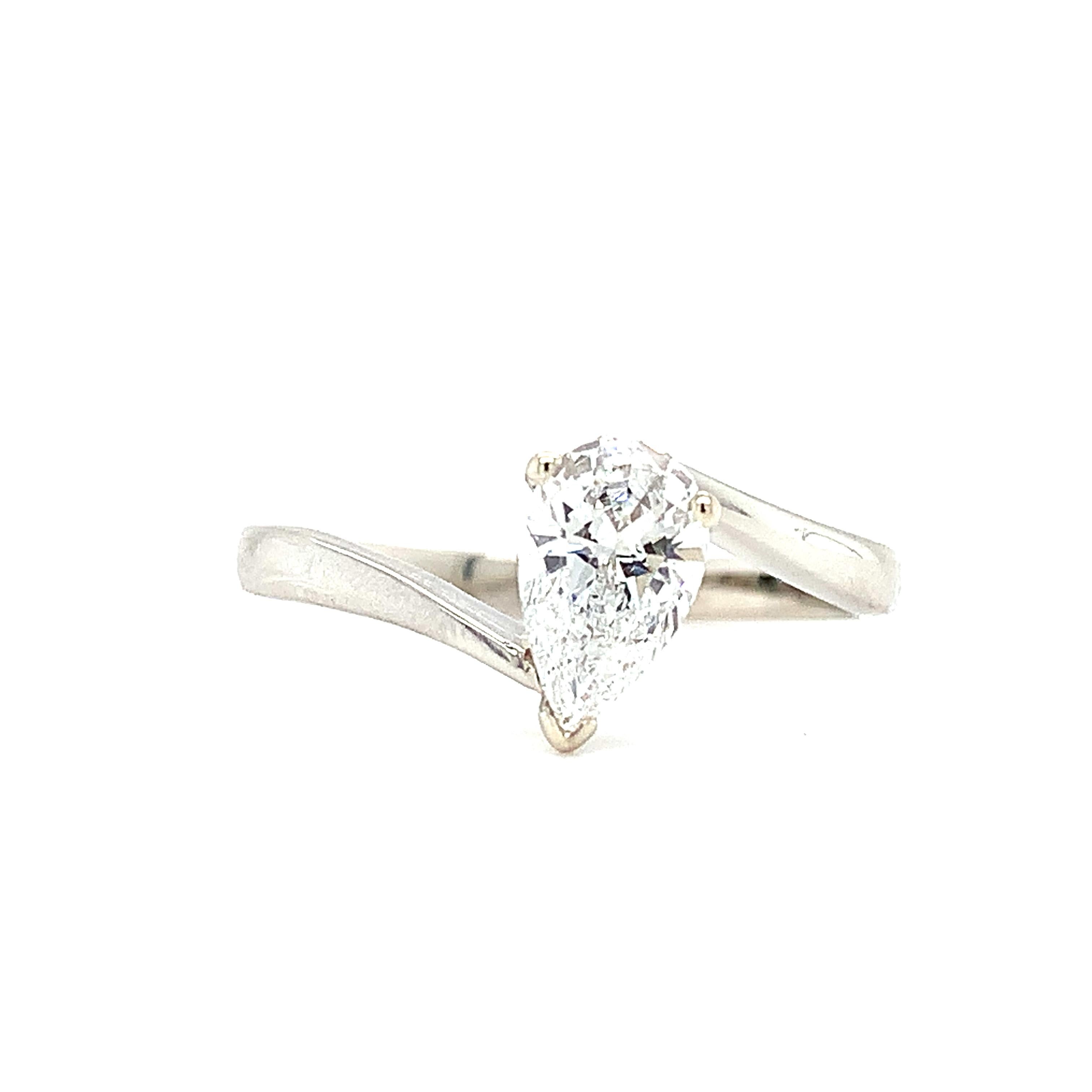 Bague de fiançailles solitaire en forme de poire en diamant or blanc 18k en vente 1