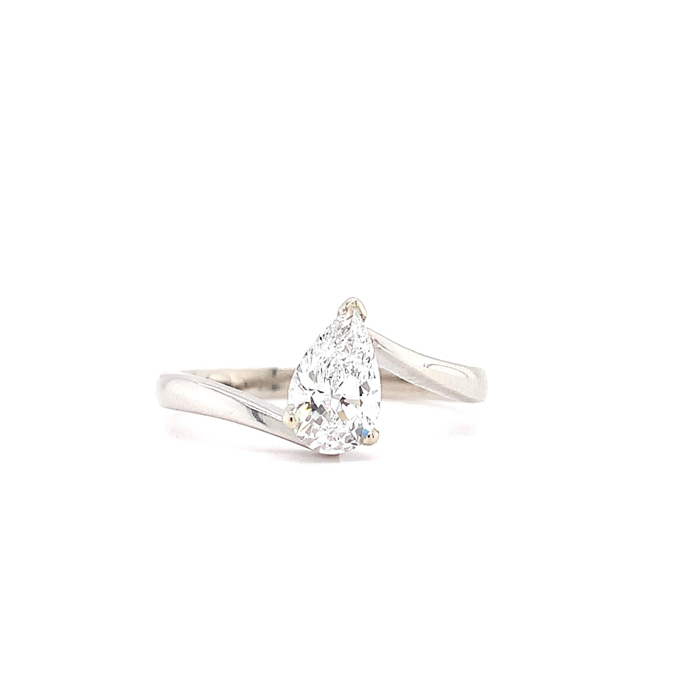 Bague de fiançailles solitaire en forme de poire en diamant or blanc 18k en vente 2