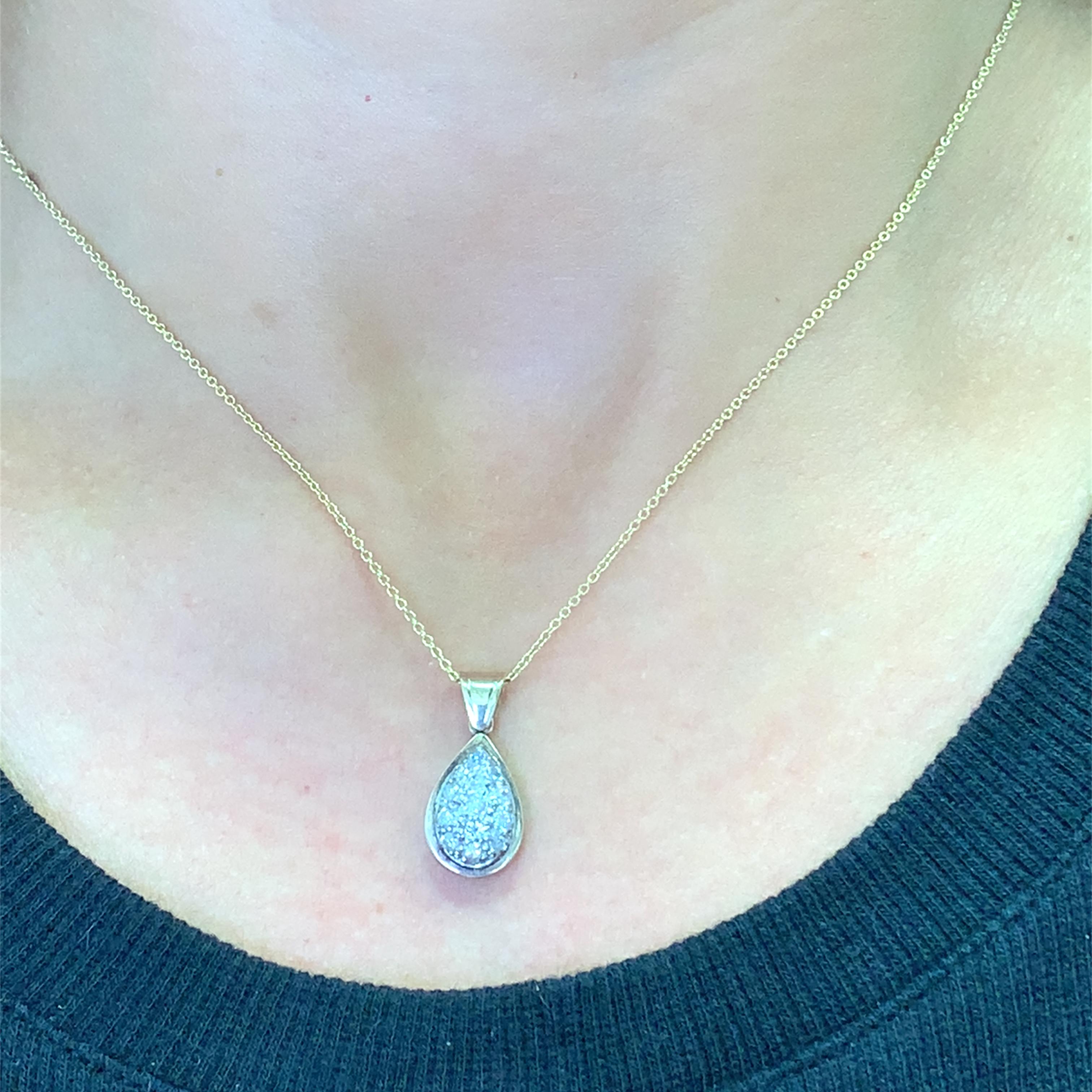Dieses elegante Collier besteht aus einem Cluster runder Diamanten im Brillantschliff 0,40ct G SI, die in einem zarten Gelbgold-Anhänger gefasst sind. Die Anordnung der Diamanten sorgt für ein bezauberndes Funkeln und macht ihn zu einem perfekten