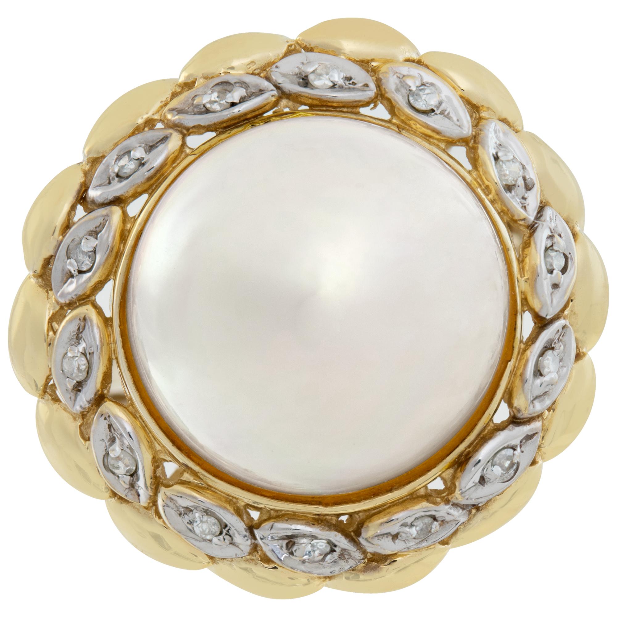 Bague en perles en or jaune et blanc 14k, avec perle d'environ 14,5 mm et accents en diamants de 0,07 carats. Taille 6.5

Cette bague en perle/diamant est actuellement de taille 6.5 et certains articles peuvent être dimensionnés vers le haut ou vers