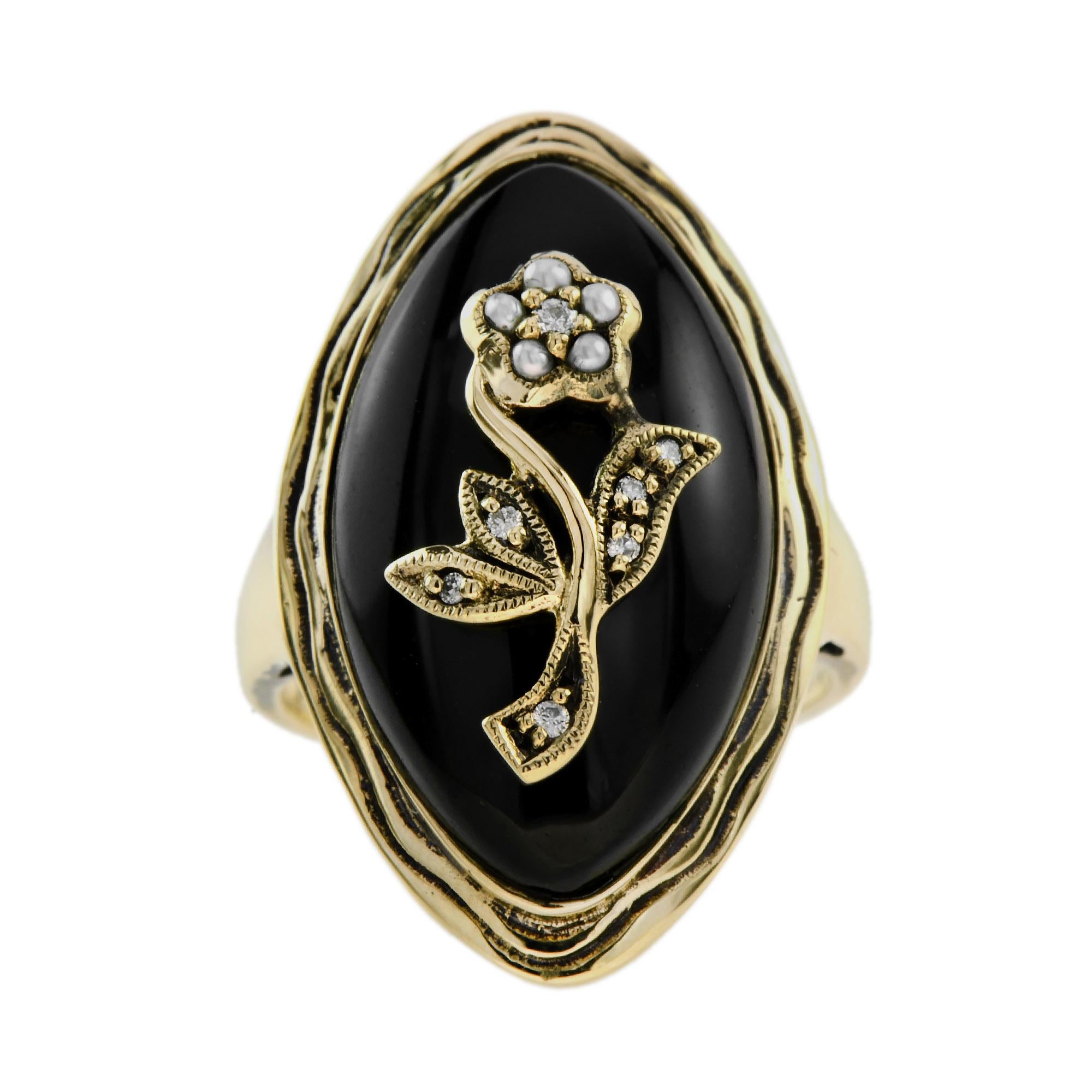 Questo meraviglioso anello di ispirazione Art Deco è audace e scintillante, con una grande attenzione ai dettagli. L'anello presenta un grande onice ovale liscio. Al centro c'è un motivo di fiori e foglie, con un diamante e perle incastonate.