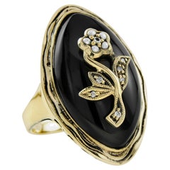 Anello in oro da cocktail con diamanti, perle e onice nero a forma di fiore rosa in stile antico