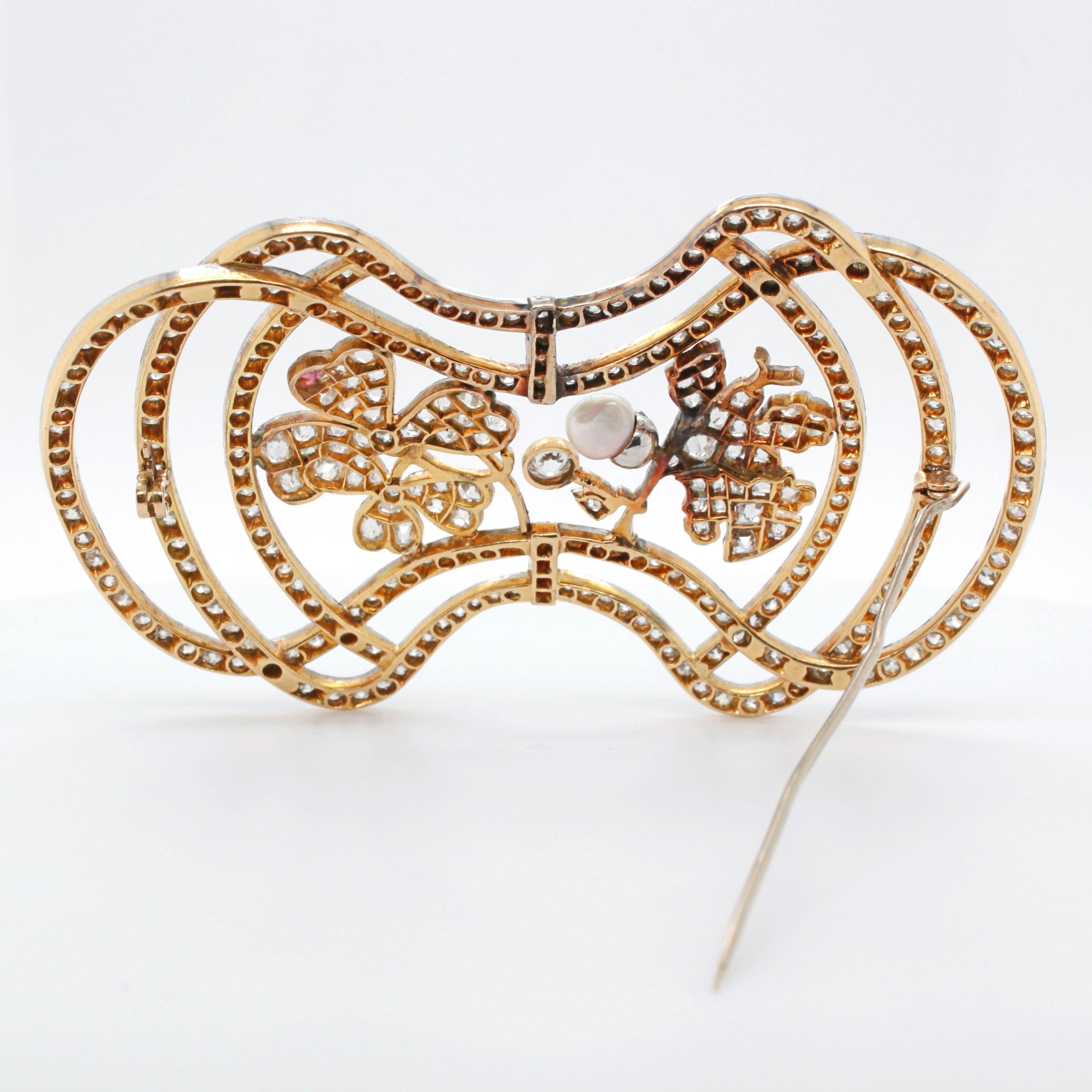 Broche trèfle en forme de feuille de chêne et trèfle en diamants, perles et rubis, Art nouveau, vers 1910 Unisexe en vente