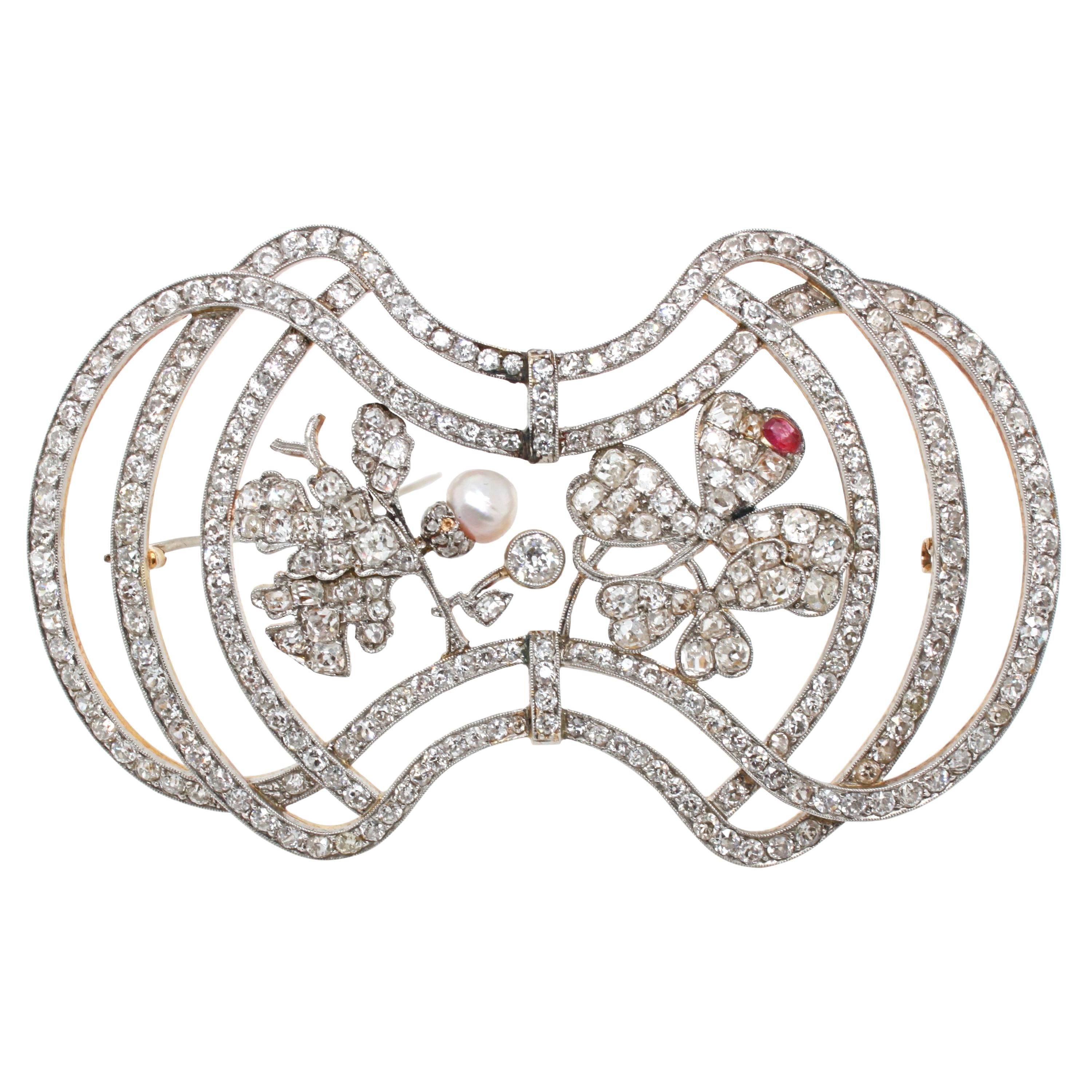 Broche trèfle en forme de feuille de chêne et trèfle en diamants, perles et rubis, Art nouveau, vers 1910 en vente