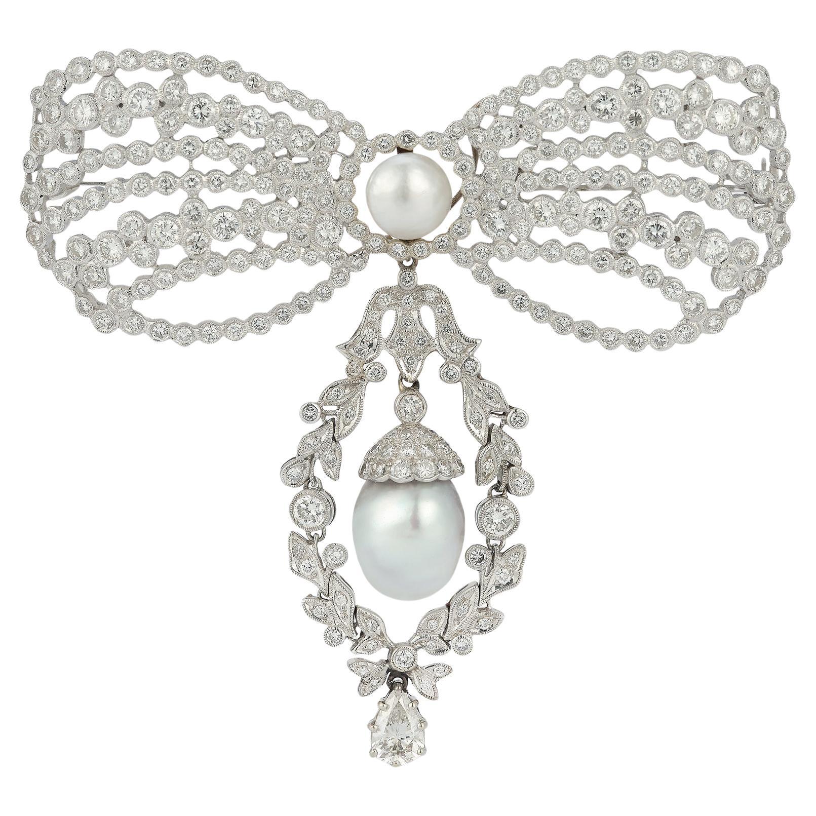 Schleifenbrosche mit Diamanten und Perlen im Angebot