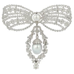 Schleifenbrosche mit Diamanten und Perlen