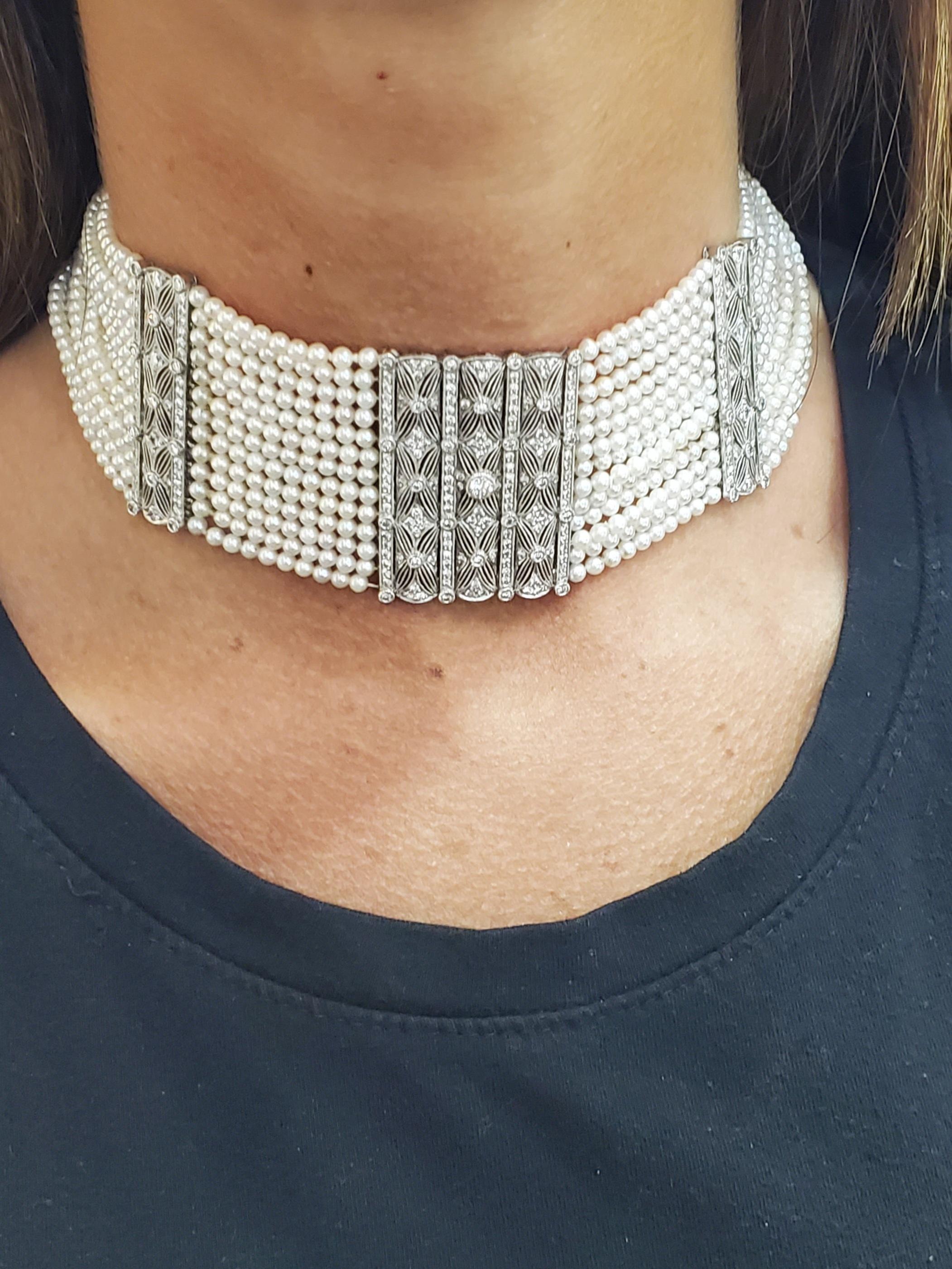 Halsband mit Diamanten und Perlen

Diamanten von etwa 5 Karat

Filigranes Platin mit 13 Perlensträngen

Maße: ca. 13,25 Zoll (verstellbar durch Entfernen der Perlen)


