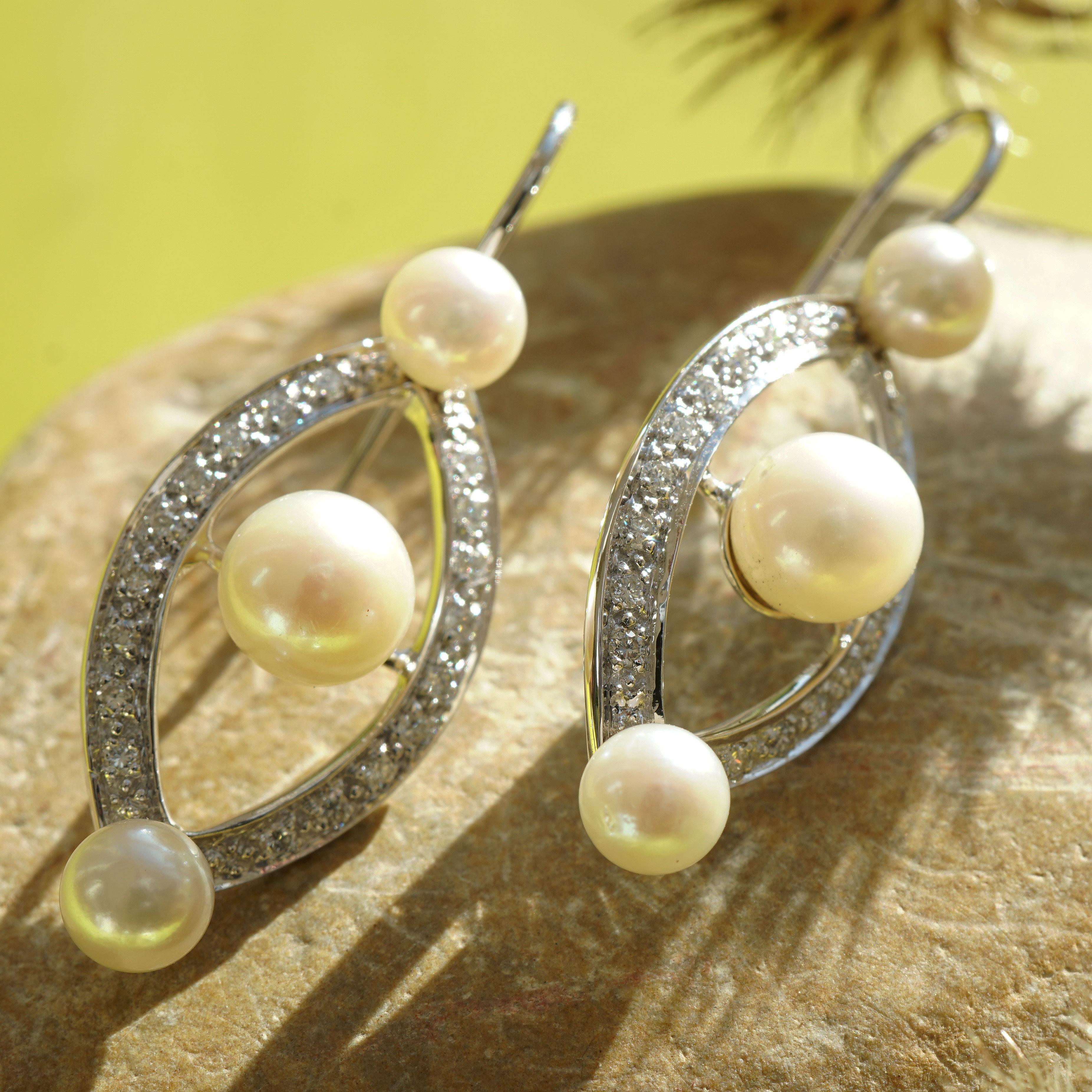 Diamond Pearl Earrings 0.44 ct W VS 7 grams 18 kt White Gold Ellipse Revoire For Sale 9