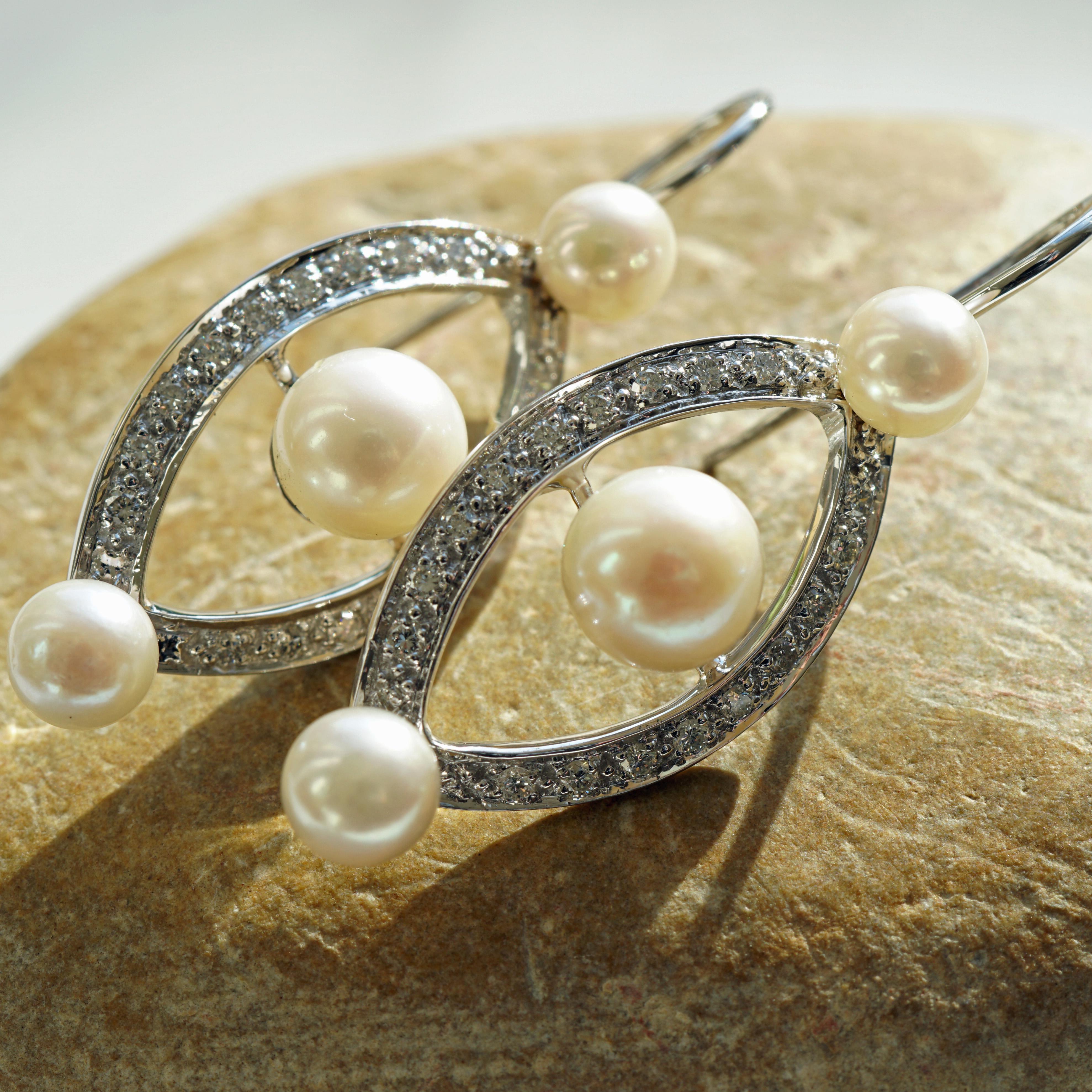 Diamond Pearl Earrings 0.44 ct W VS 7 grams 18 kt White Gold Ellipse Revoire For Sale 11