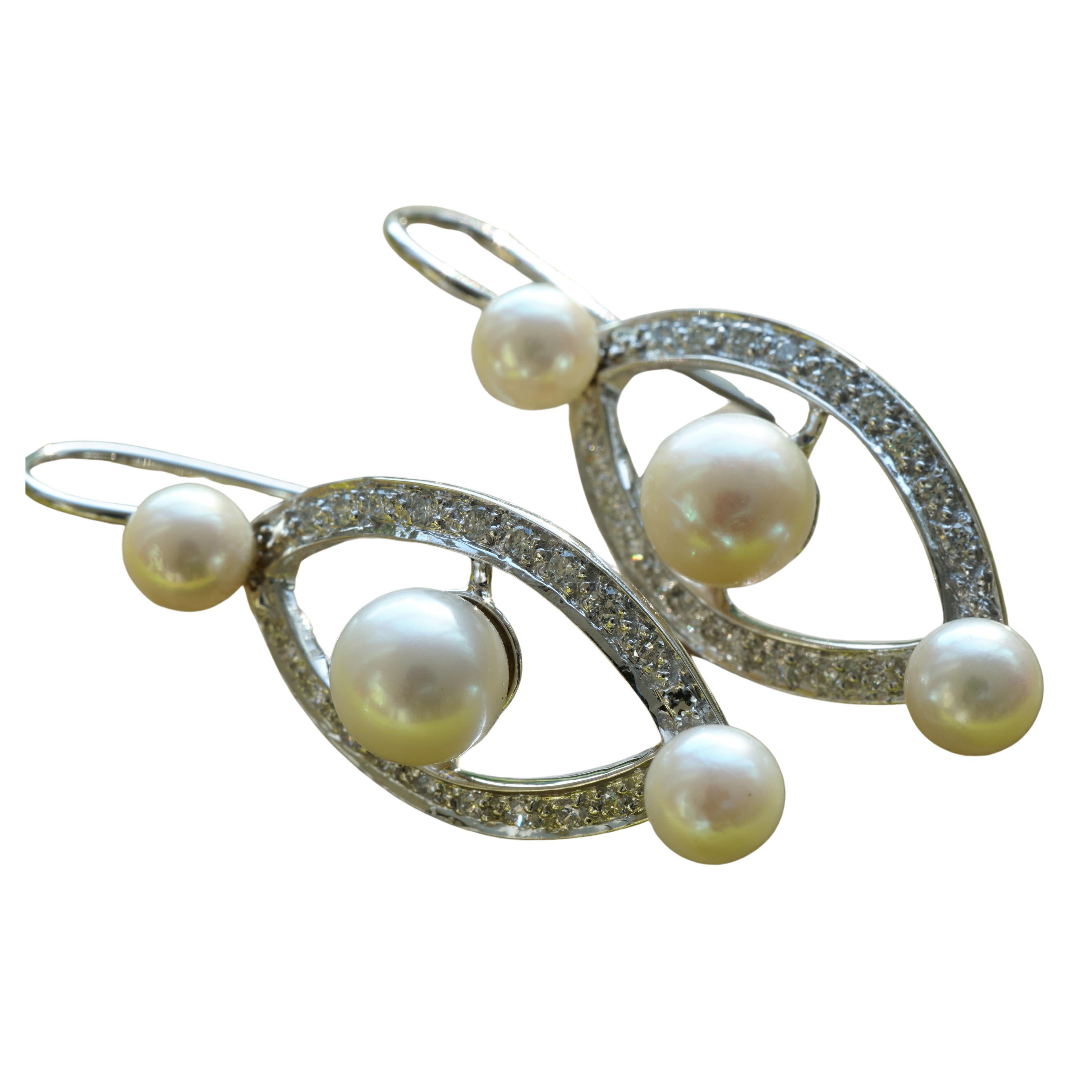 Modern Diamond Pearl Earrings 0.44 ct W VS 7 grams 18 kt White Gold Ellipse Revoire For Sale