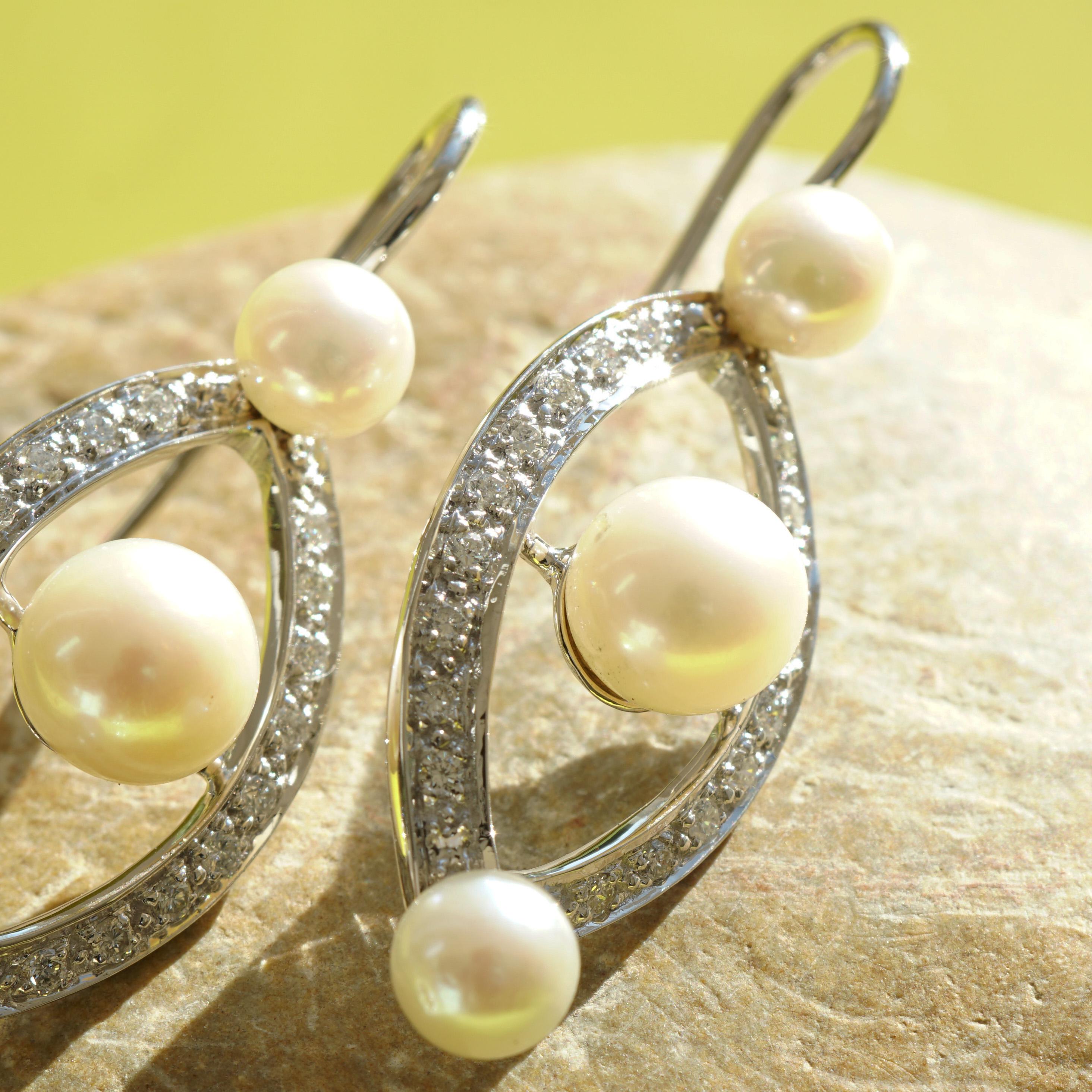 Brilliant Cut Diamond Pearl Earrings 0.44 ct W VS 7 grams 18 kt White Gold Ellipse Revoire For Sale