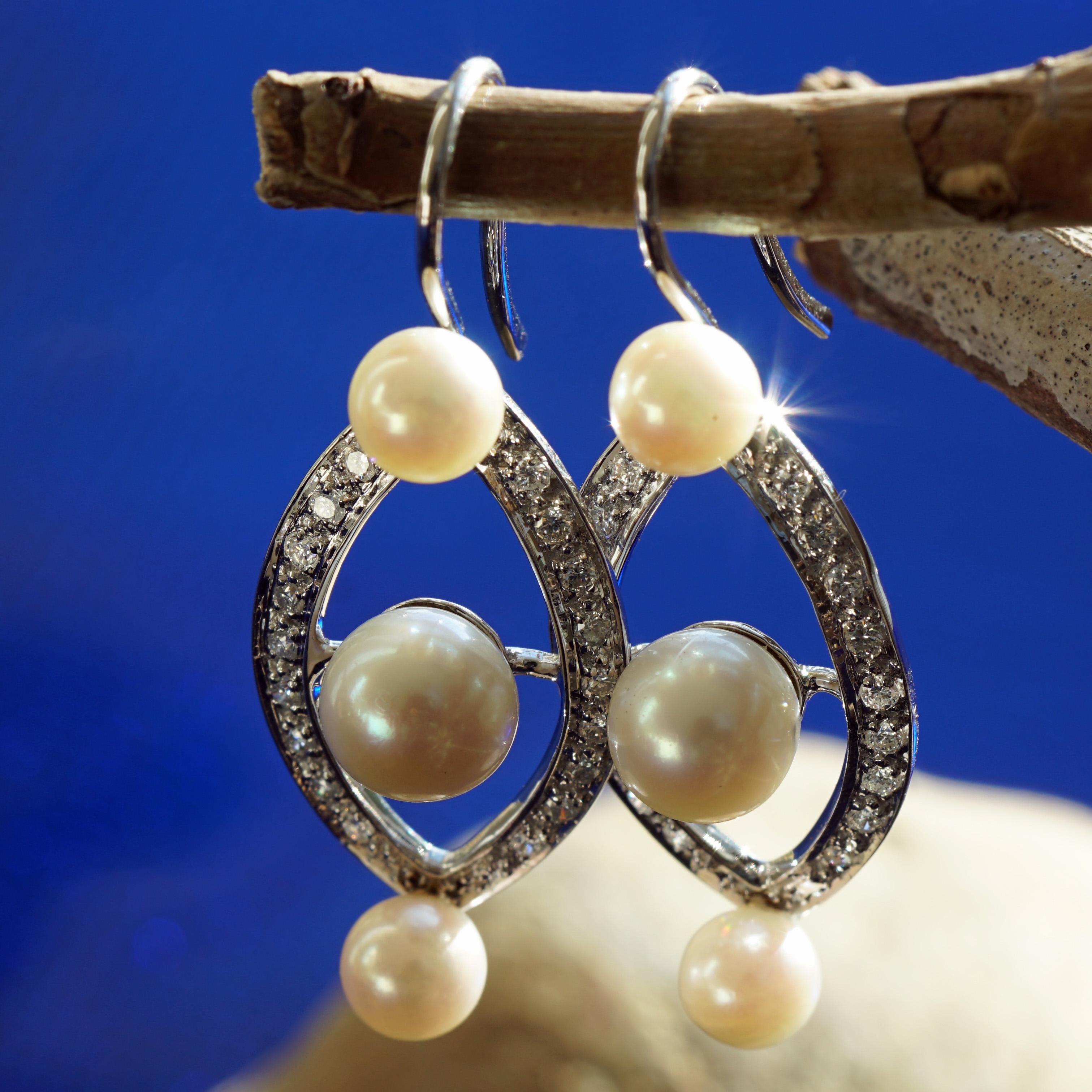 Diamond Pearl Earrings 0.44 ct W VS 7 grams 18 kt White Gold Ellipse Revoire For Sale 3