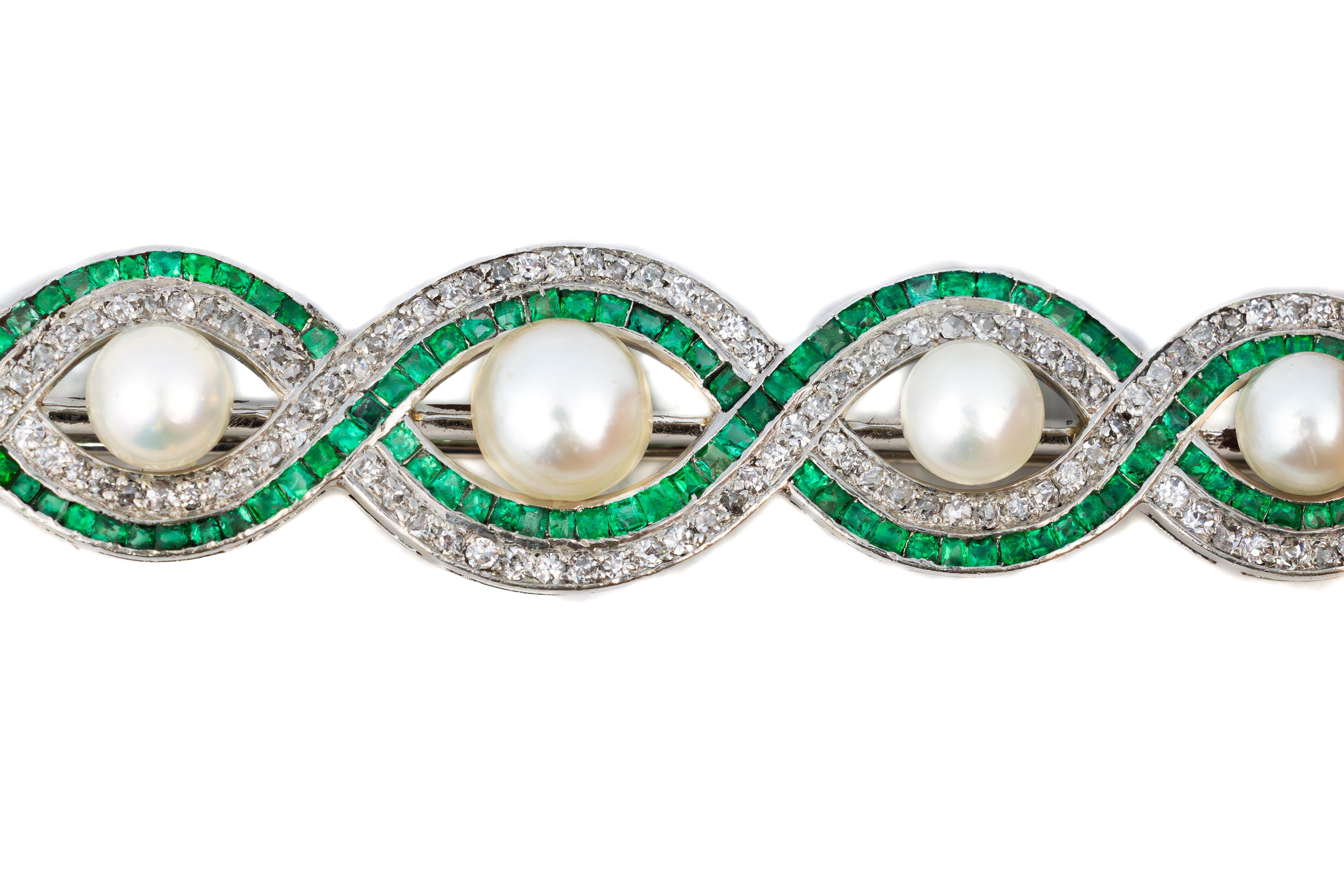 Spilla con diamanti, perle e smeraldi

Questo splendido ciondolo antico è una testimonianza di squisita maestria ed eleganza raffinata, con al centro un affascinante zaffiro blu intenso a forma di pera. Questo zaffiro centrale è graziosamente