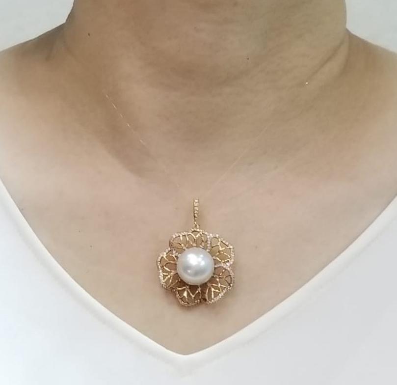 Diamond Pearl Flower Pendant in 18 Karat Rose Gold In New Condition For Sale In Hong Kong, HK