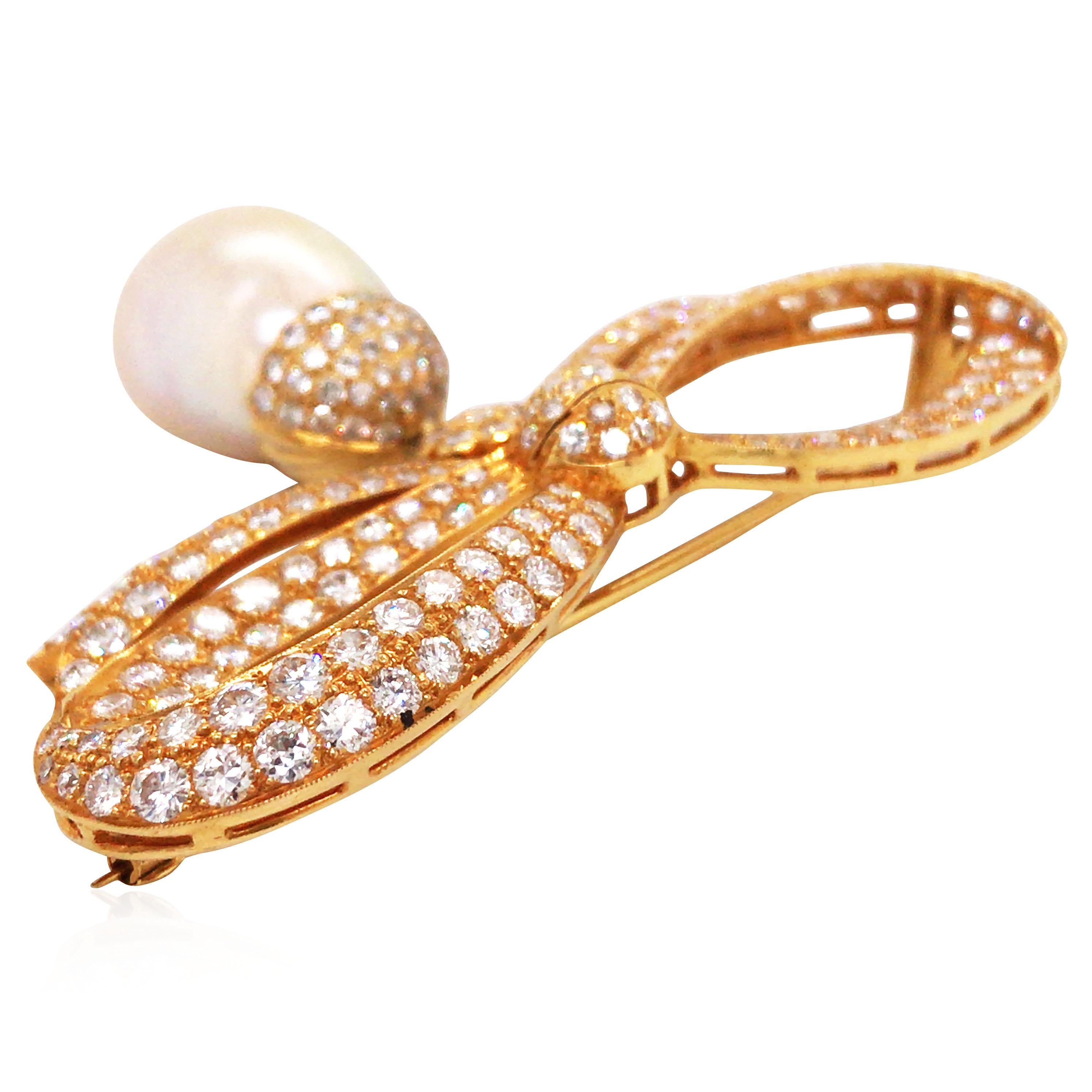 Schleifenbrosche mit Diamanten und Perlen aus Gold (Rundschliff) im Angebot
