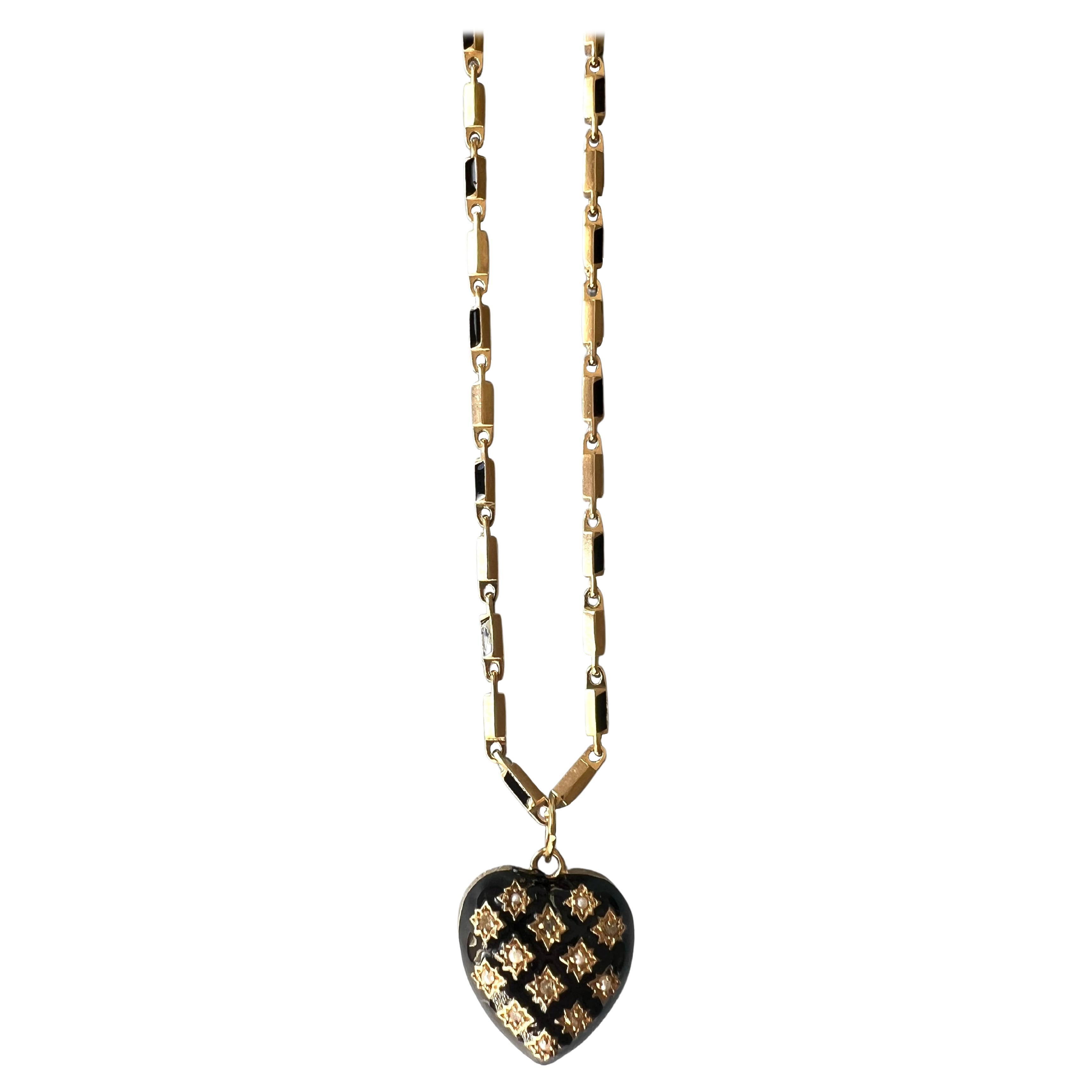 Collar de oro con colgante de corazón esmaltado en negro, diamantes y perlas, y cadena larga