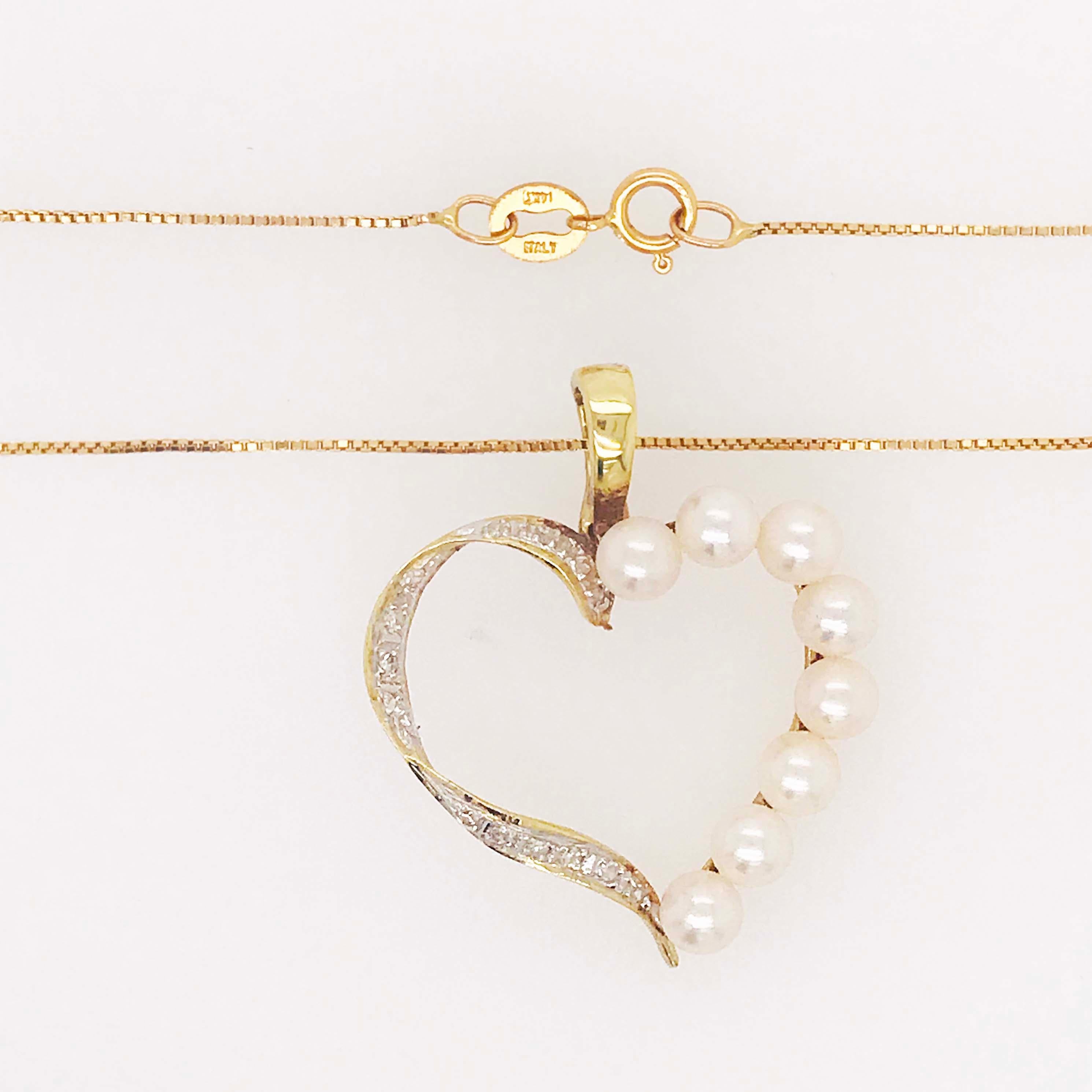 Diese wunderschöne Herz-Halskette aus echten Diamanten und Perlen ist so süß! Der herzförmige Halskettenverstärker hat ein offenes Design mit Diamanten, die die linke Seite des Herzens bedecken. Die Diamanten sind oben auf einem bandähnlichen Muster