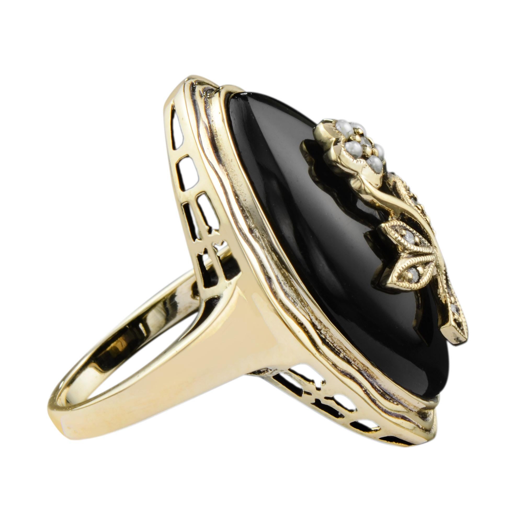 Taille ronde Bague cocktail de style ancien en or jaune 14 carats, diamant, perle, onyx et fleur en vente