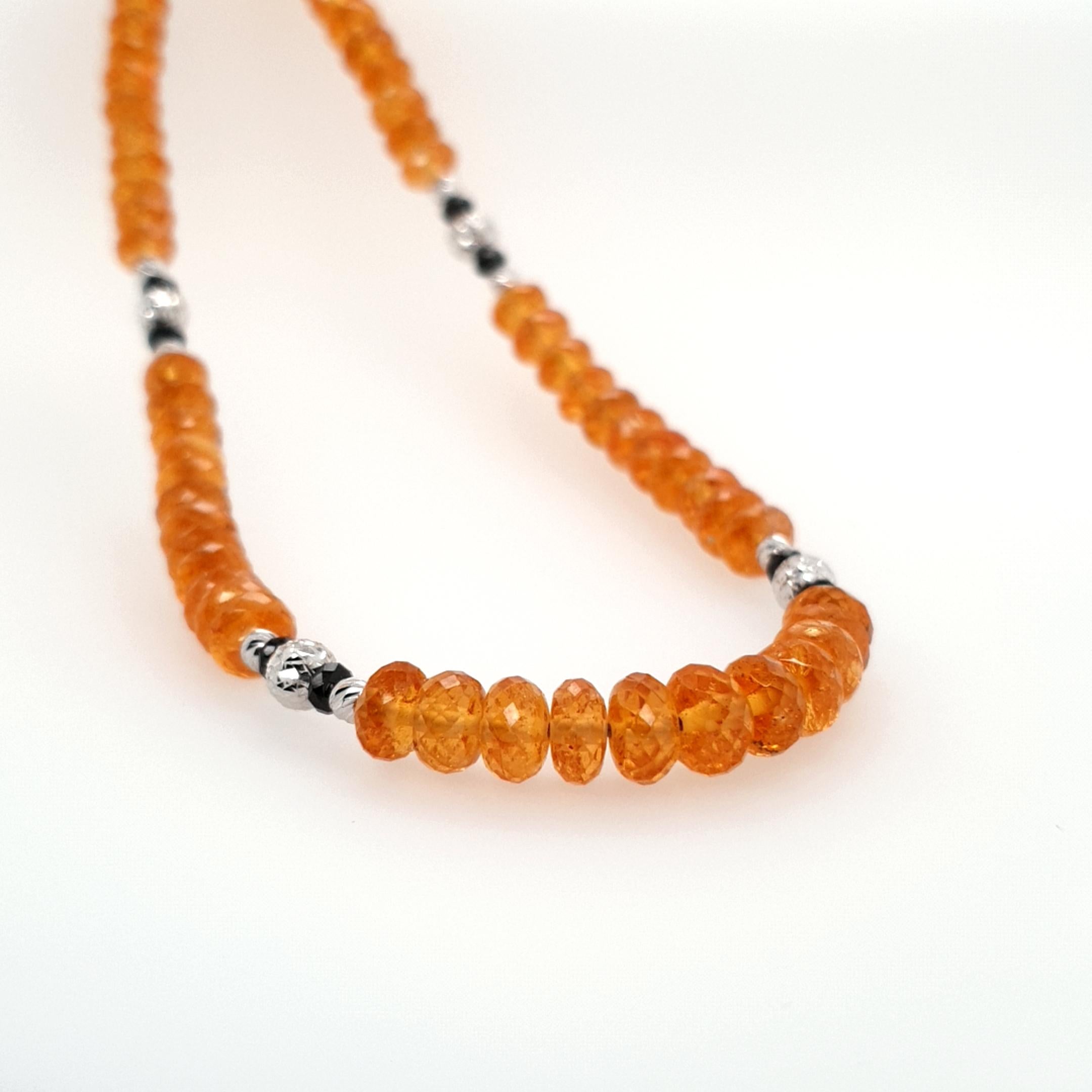 Diese natürliche facettierte Orange Mandarine Granat Rondel Perlenkette mit 18 Karat Weißgold, schwarzen Spinellen und austauschbaren Diamant Perlen Anhänger ist komplett handgefertigt in deutscher Qualität. Der Karabinerverschluss ist leicht zu