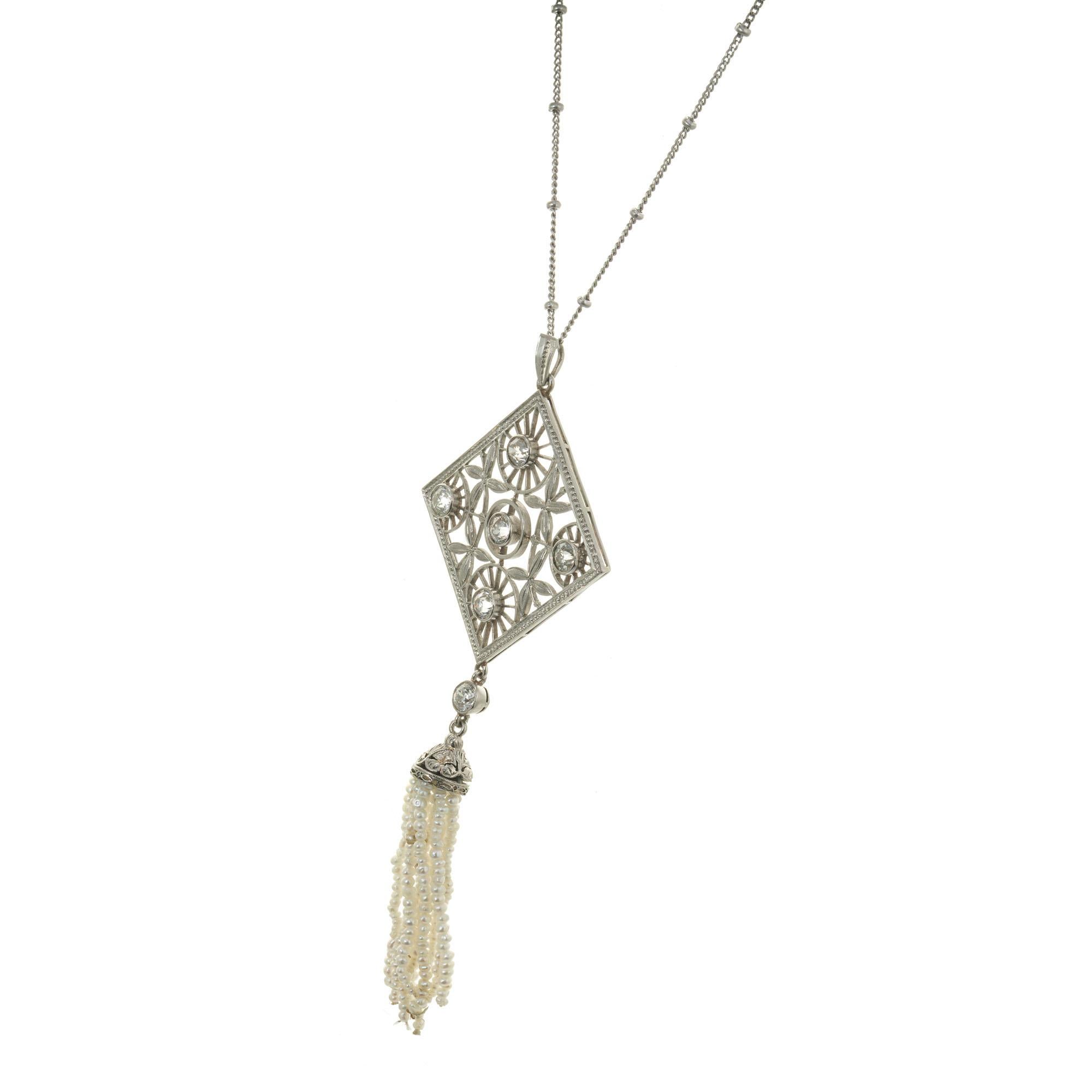 Handgefertigte Diamant- und Perlenanhänger-Halskette aus der Jahrhundertwende 1900. Durchbrochenes Oberteil mit Wagenrad und durchbrochenem Blumendesign, akzentuiert mit 6 Diamanten im alten europäischen Schliff und einer mehrsträngigen Quaste aus
