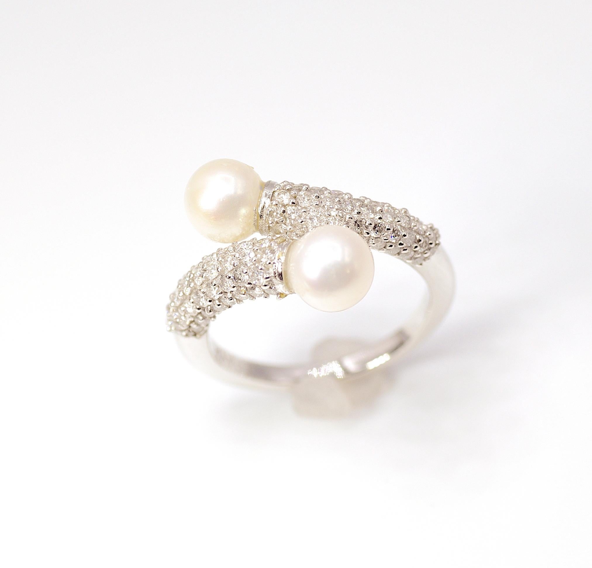 Diamond Pearl Unity Ring In New Condition For Sale In Fort Collins, CO