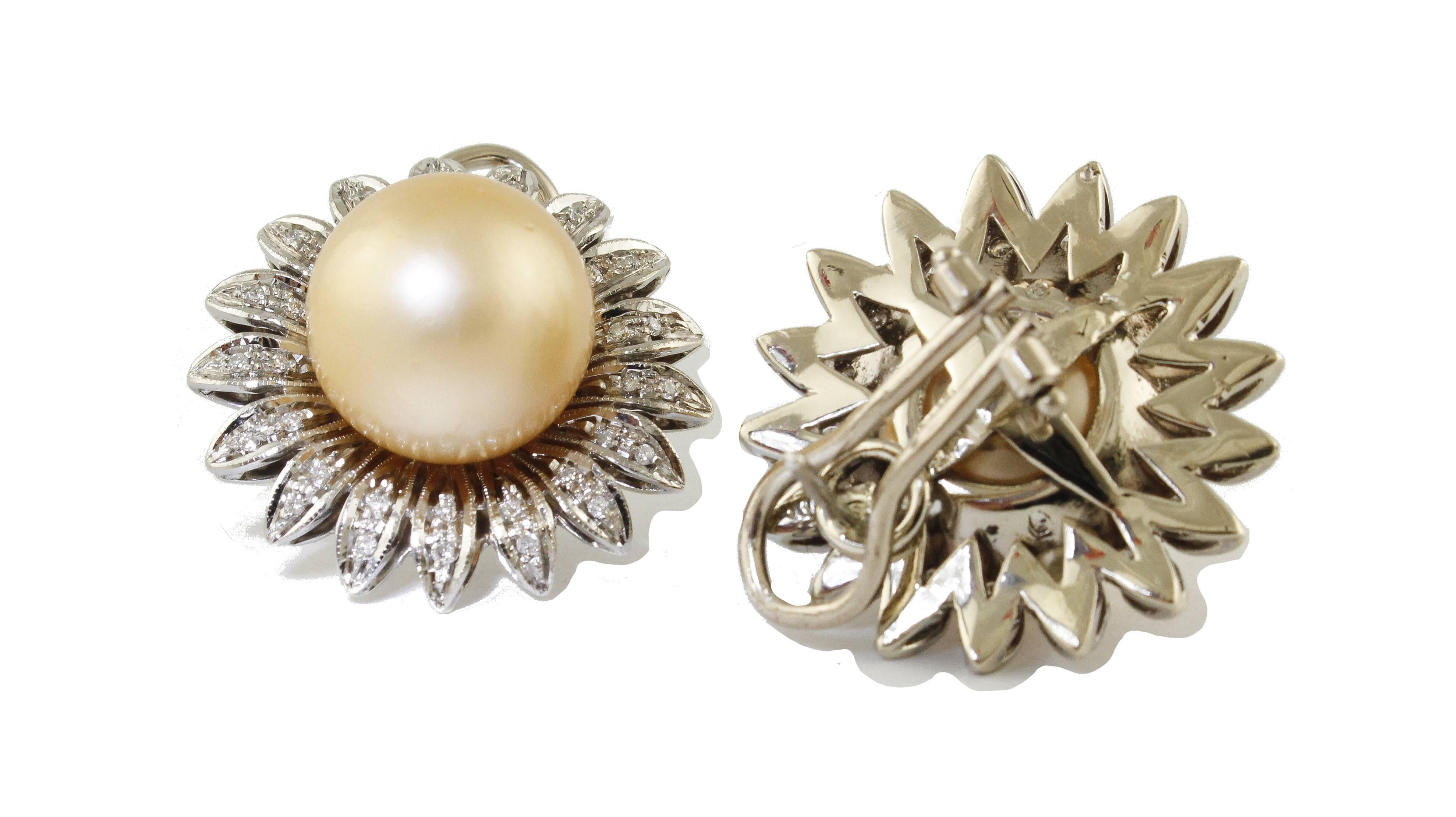 Magnificent 14 kt gold earrings, representing a sun with rays enriched with 0.45 ct diamonds and a fabulous central Australian pearl of 7.4 grams 14. Total weight g 20.75.
Diamonds ct 0.45
Pearls gr 7.4 mm 14
Total weight g 20.75.
RF + ucug

For any
