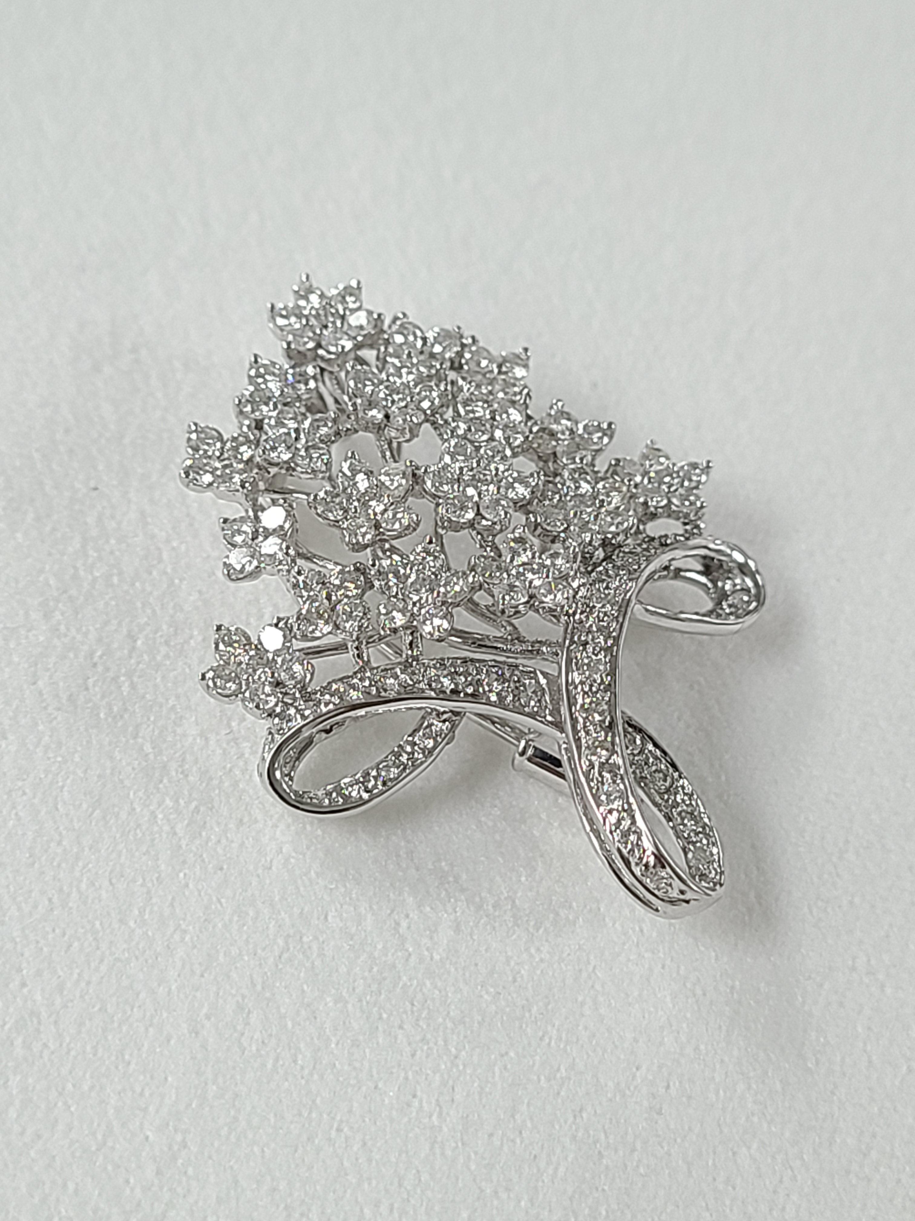 Taille ronde Broche pendentif en or 18 carats sertie de diamants en vente