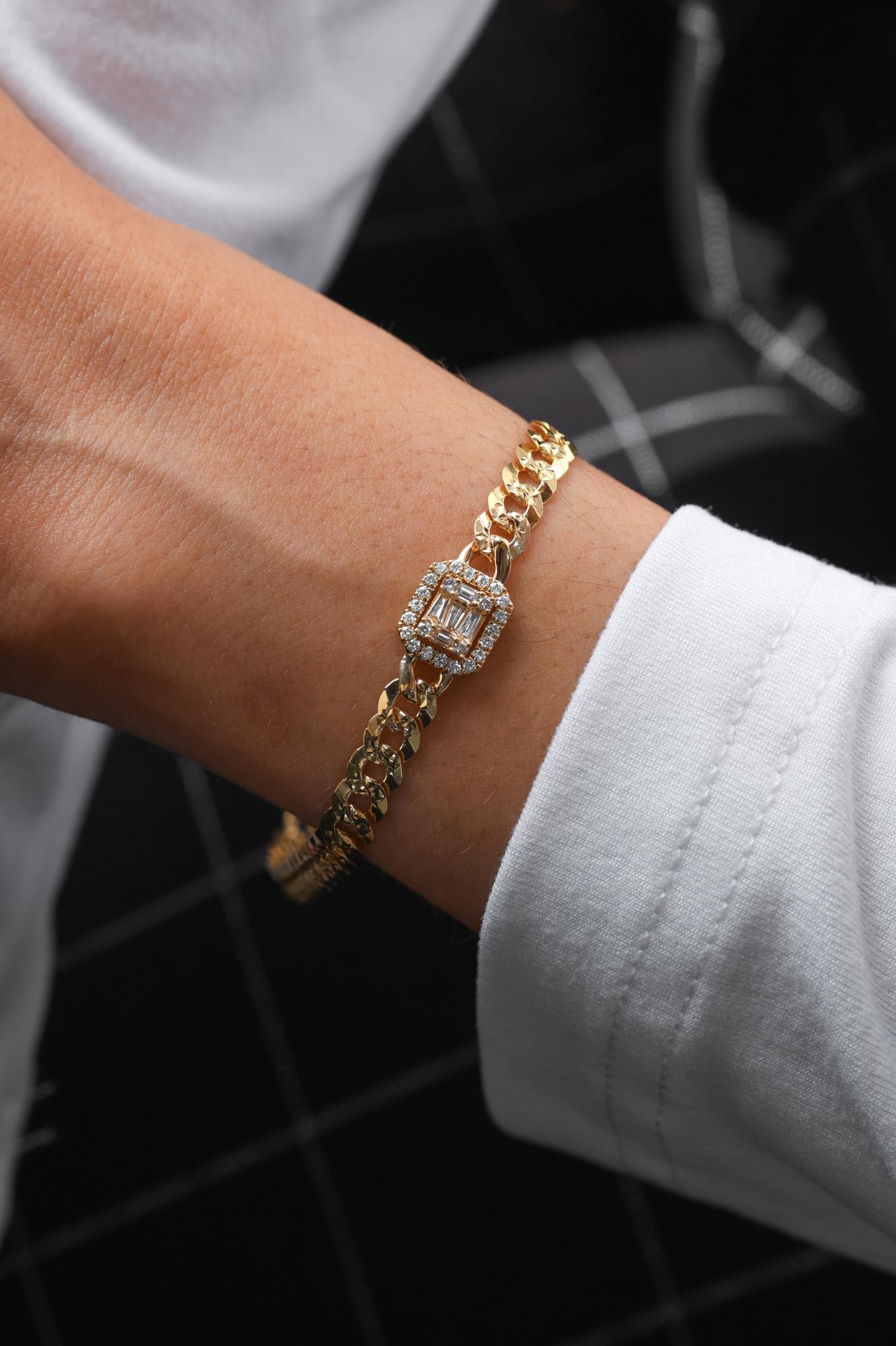 Or 14K 

Diamants baguette et ronds 

0,40 cts. 

 

Chaîne à maillons cubains en or jaune

Chaîne à maillons classiques en or blanc

 