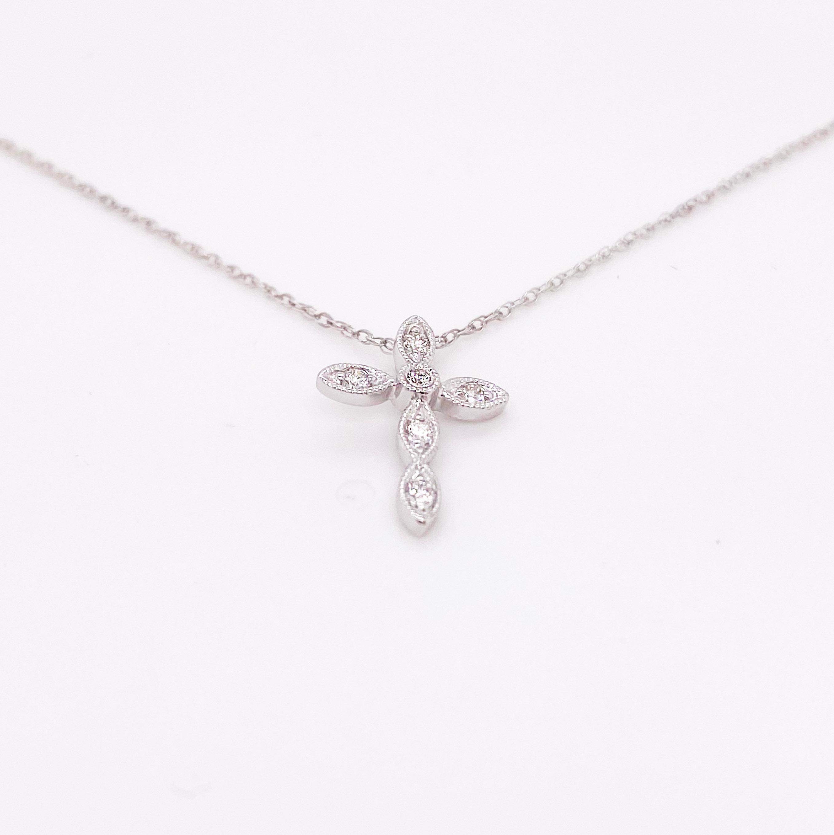 Cette délicate croix en diamant a la taille idéale pour une pièce de joaillerie fine de tous les jours. Ce serait un excellent cadeau pour un anniversaire, une naissance, Noël ou une première communion. La croix est d'une taille idéale pour être