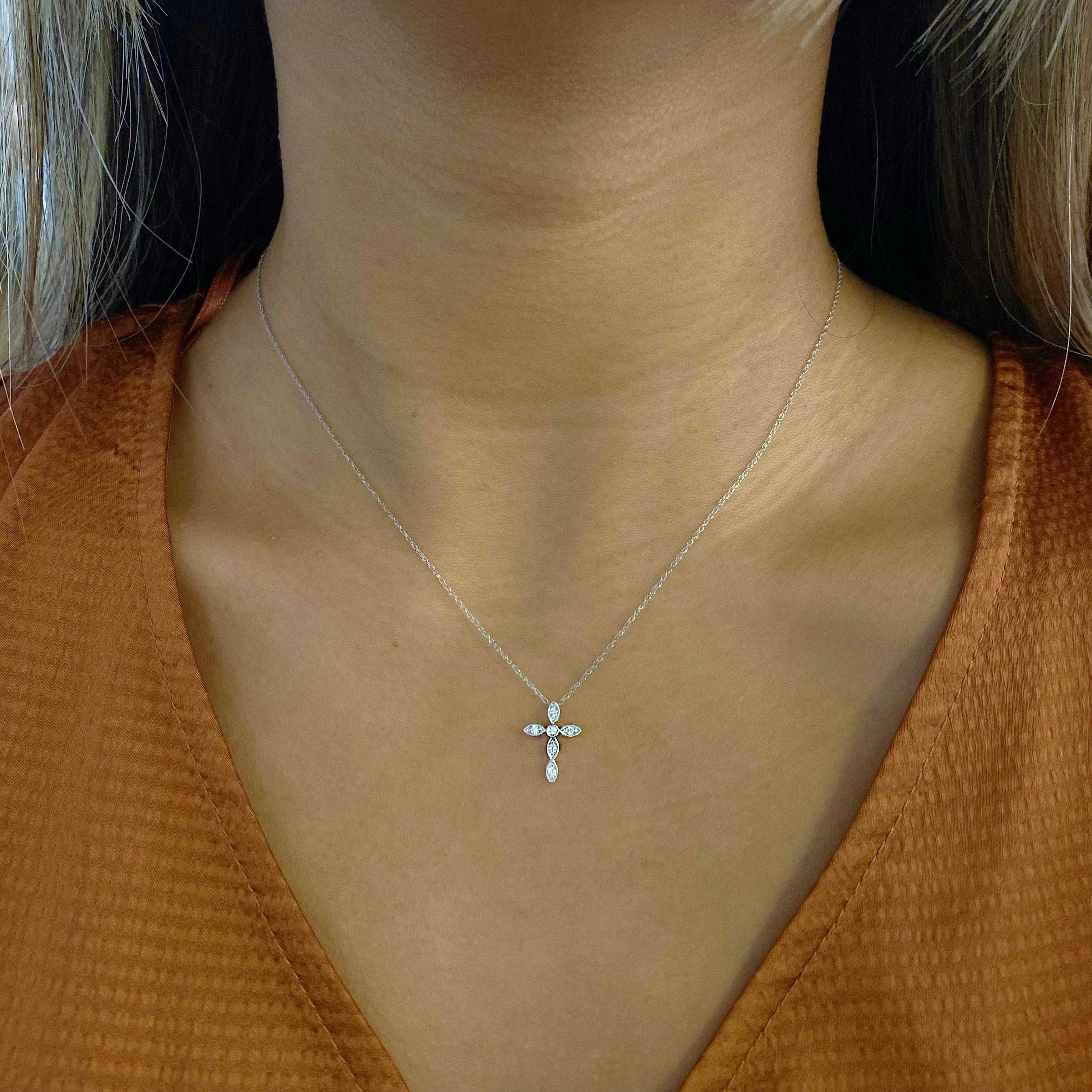 Taille ronde Collier pendentif croix en or blanc 14 carats et diamant 1/10 carat, souple maillon croix en diamants en vente